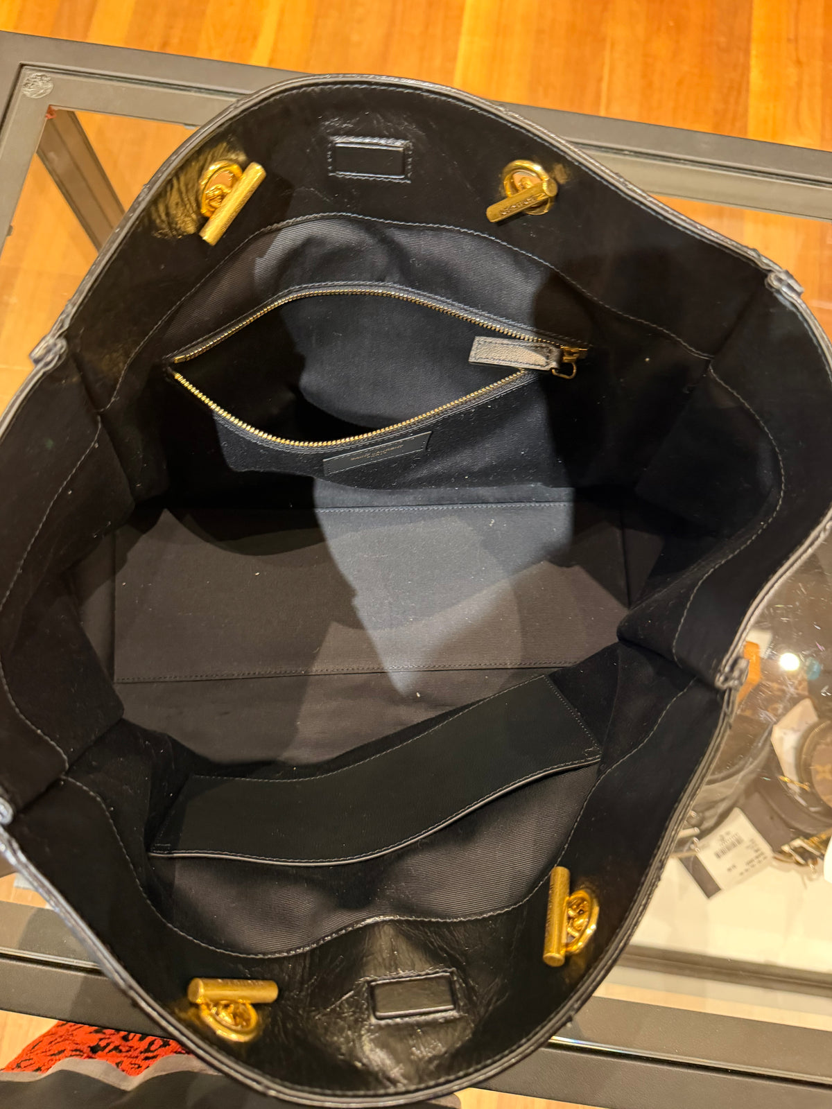Niki Shopping In Vintage Leather