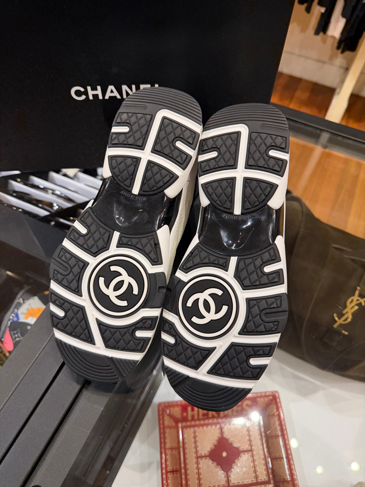 Chanel CC Logo Trainer White / Black
