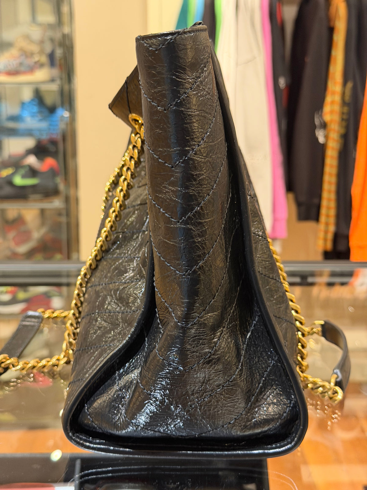 Niki Shopping In Vintage Leather