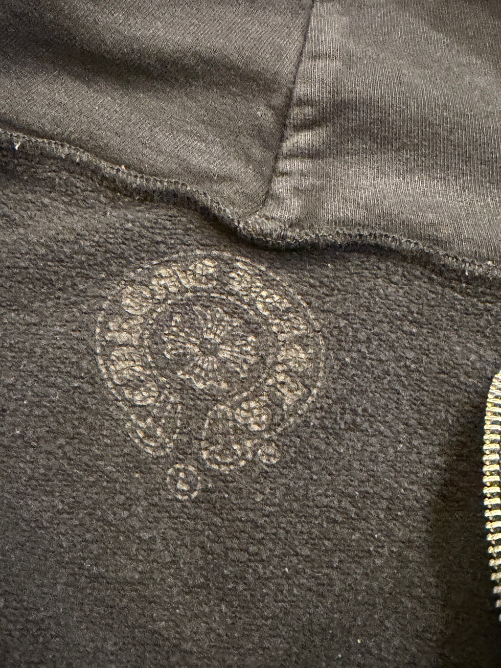 Chrome Hearts Vertical Logo
Zip - Black
