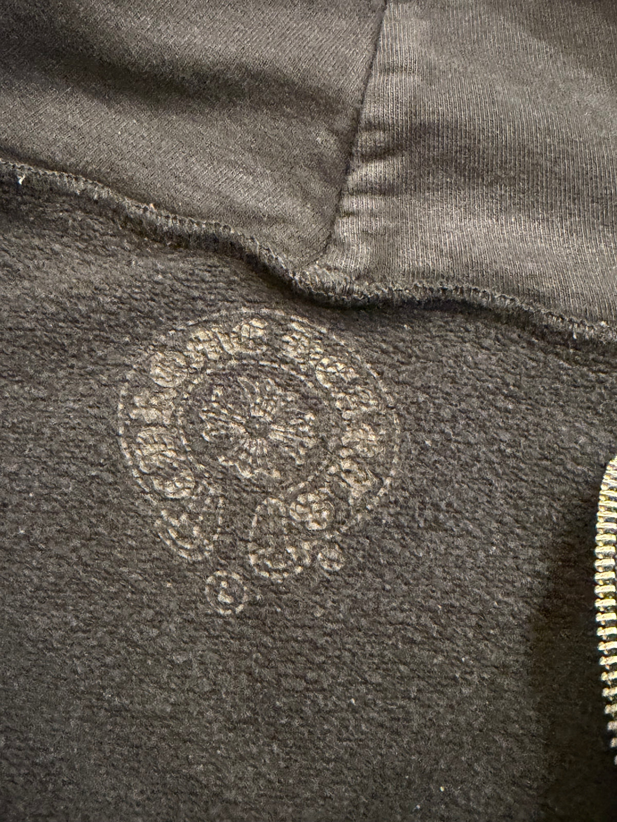 Chrome Hearts Vertical Logo
Zip - Black