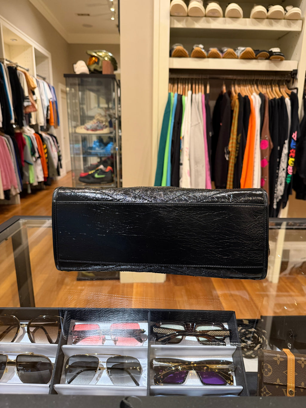 Niki Shopping In Vintage Leather