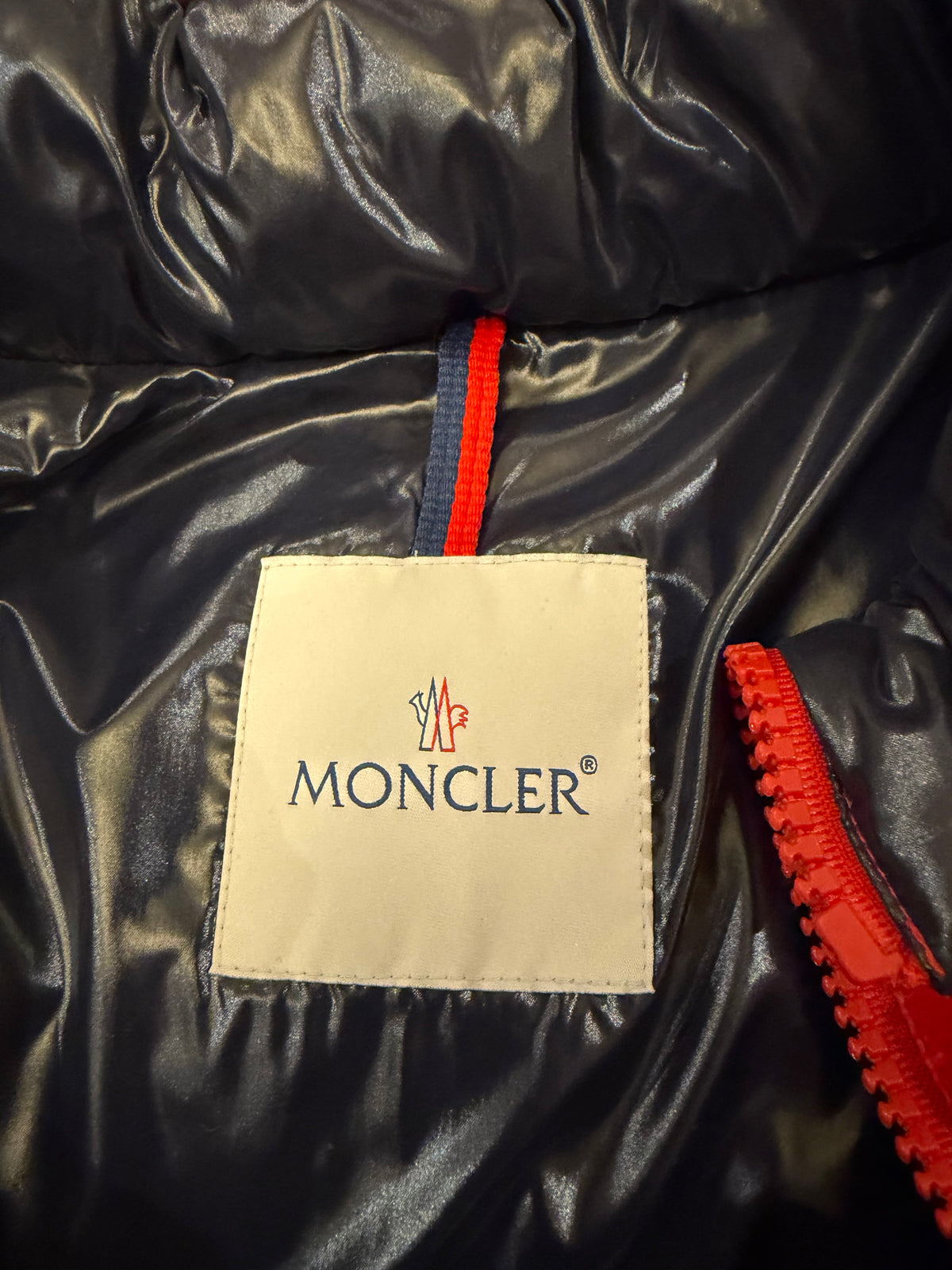 Moncler Gary Gibbutto
Jacket Red