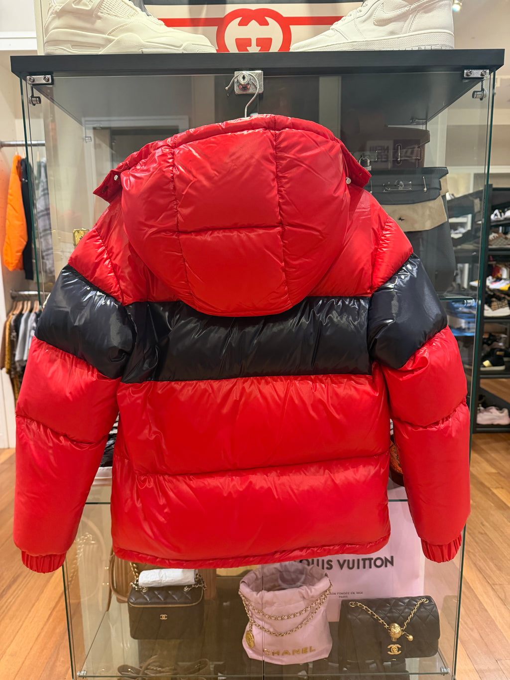 Moncler Gary Gibbutto
Jacket Red