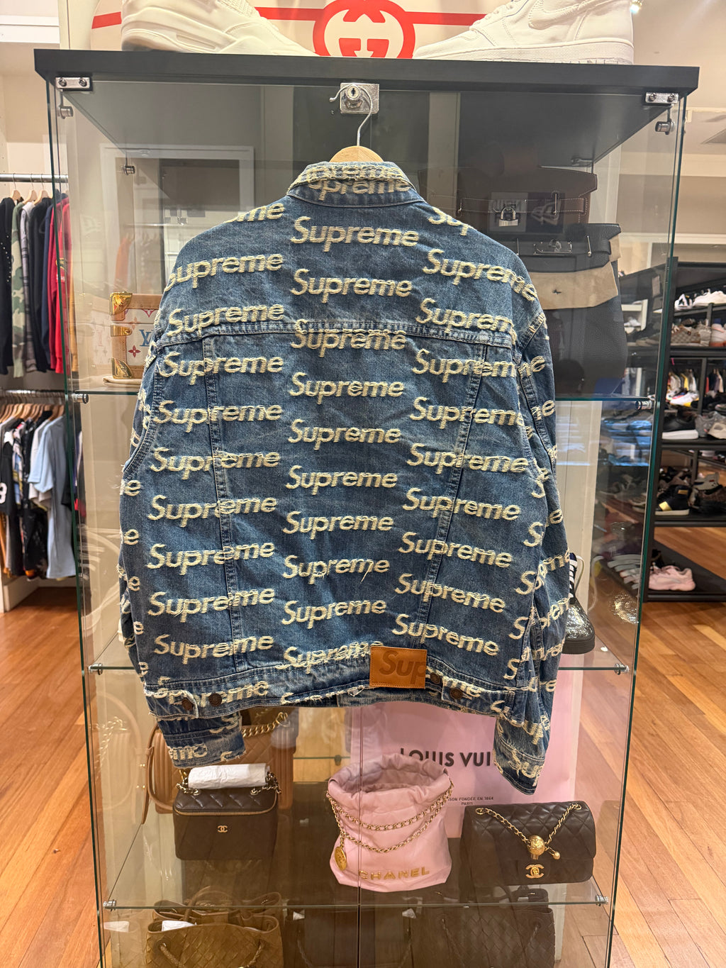 Supreme Frayed Logos Denim
Trucker Jacket