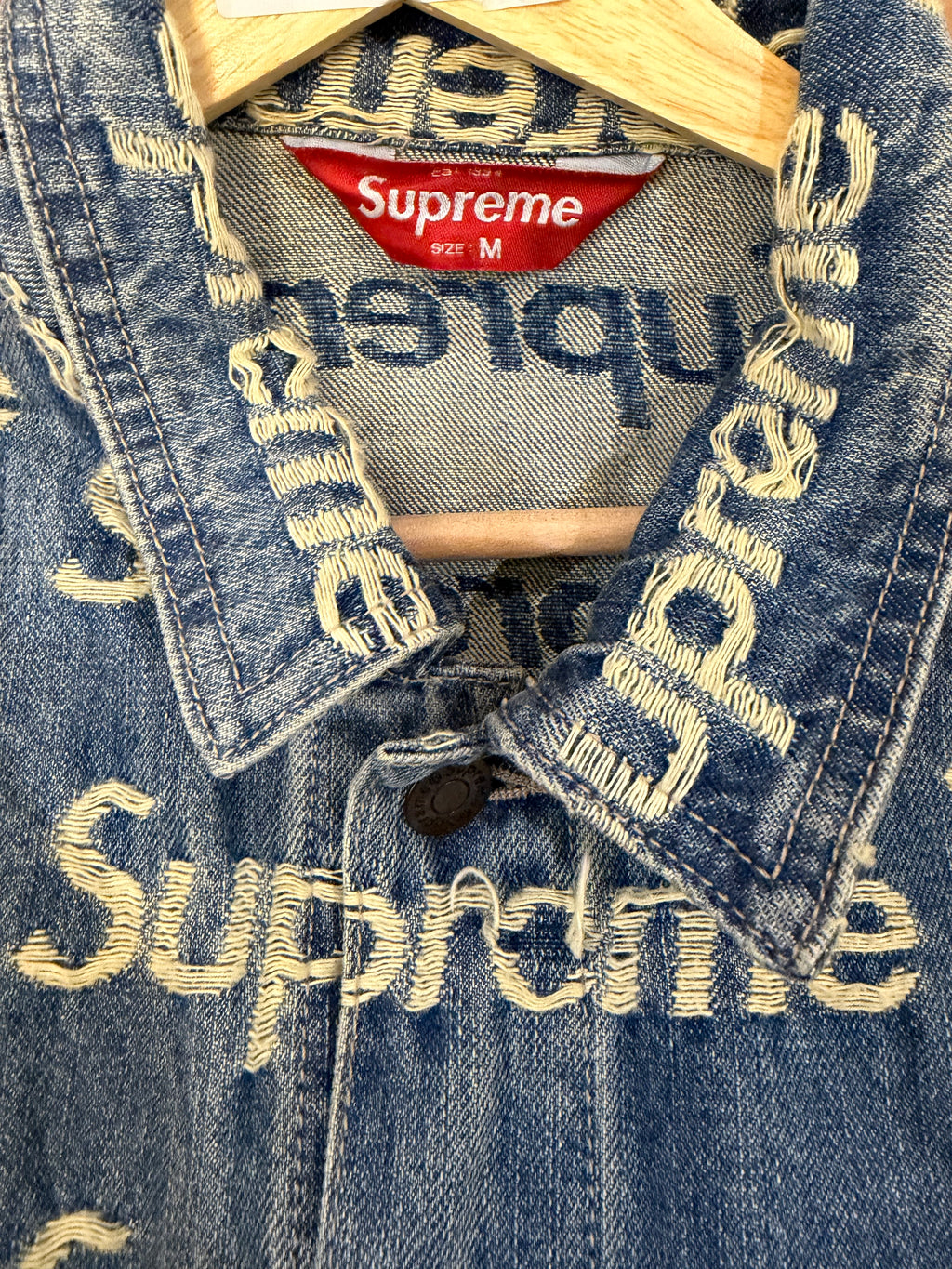 Supreme Frayed Logos Denim
Trucker Jacket