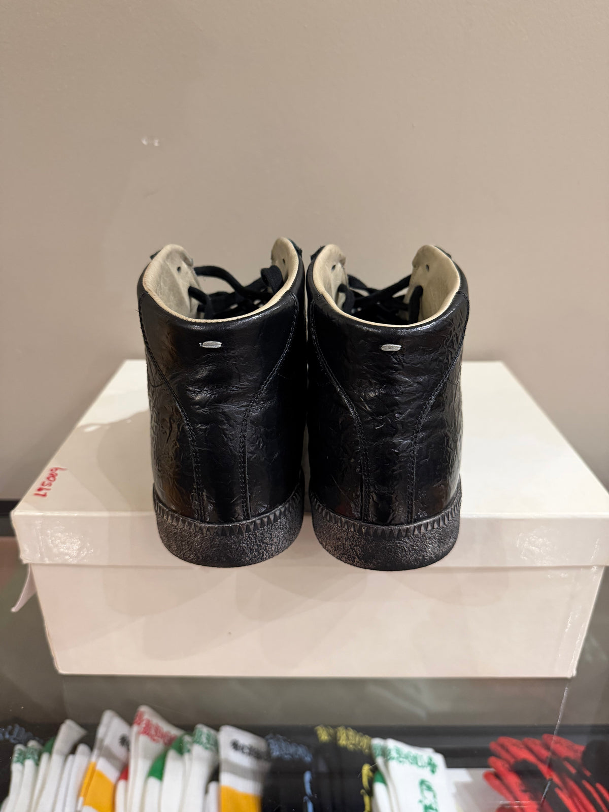 Maison Margiela Replica High
GAT - Cracked Black Leather