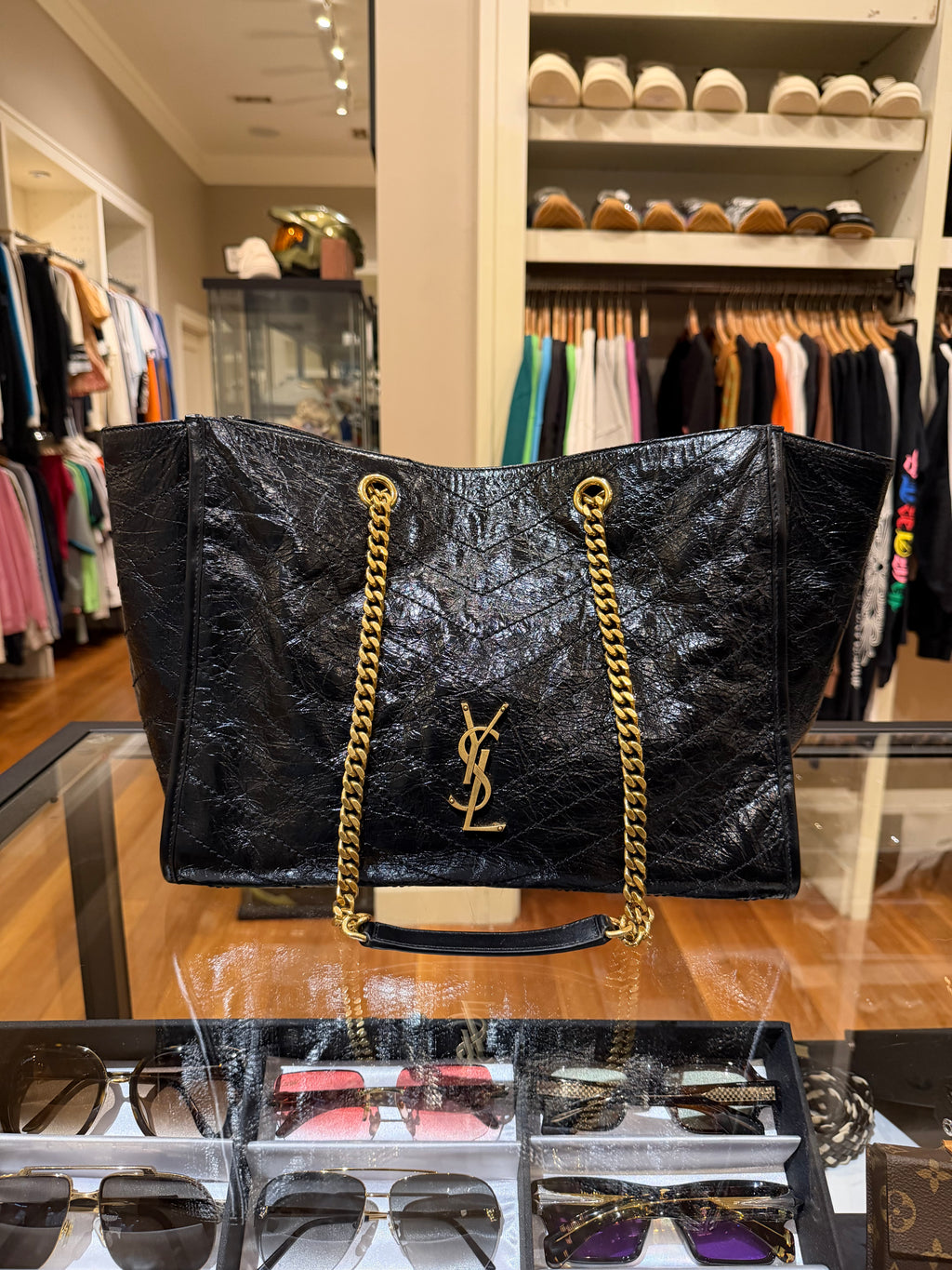 Niki Shopping In Vintage Leather