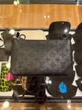 Louis Vuitton Trio Messenger Clutch - Black