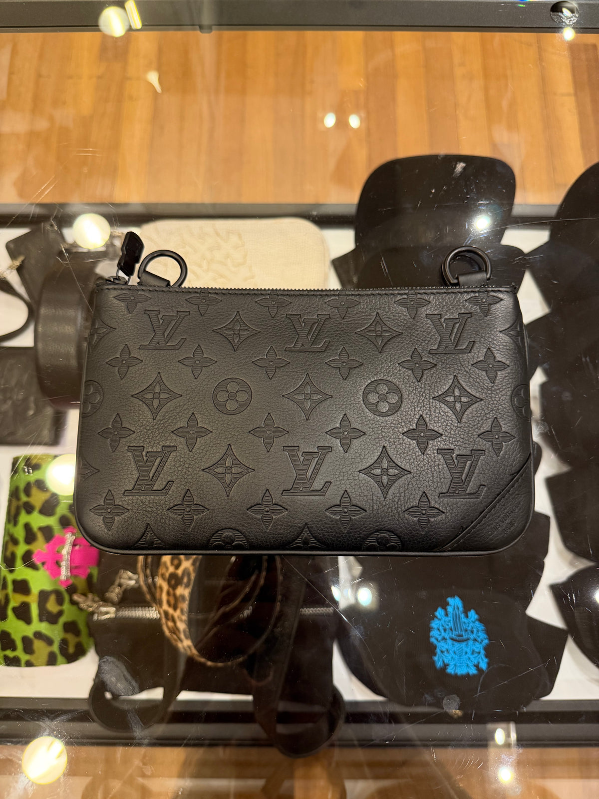 Louis Vuitton Trio Messenger Clutch - Black