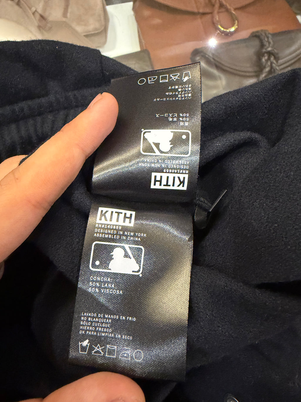 Kith x New York Yankees
Sweatpants - Black/Snakeskin