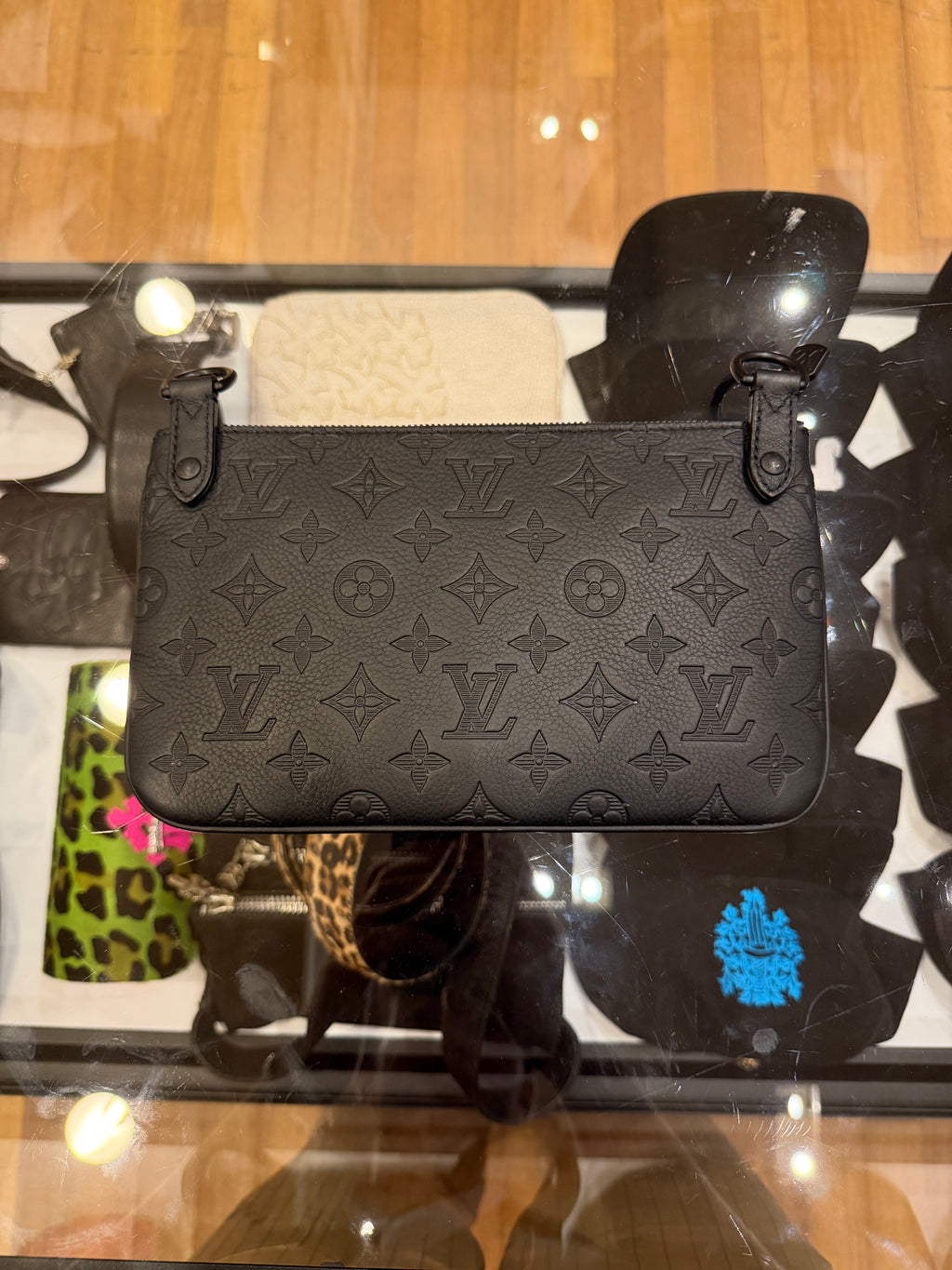 Louis Vuitton Trio Messenger Clutch - Black