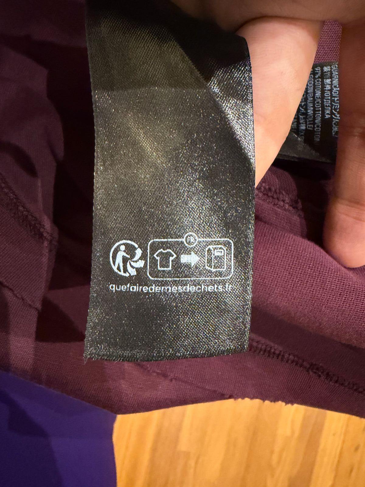 Balenciaga Tape Logo Tee -
Burgundy