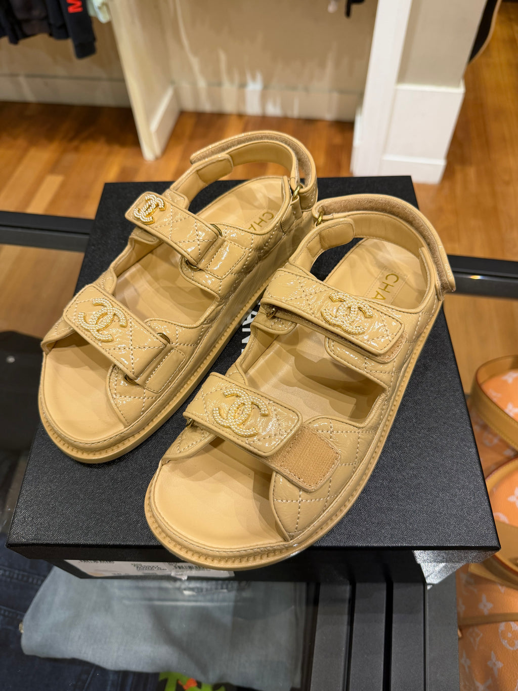Chanel 25A Crumpled Shiny Leather Lambskin Dad Sandals - Beige