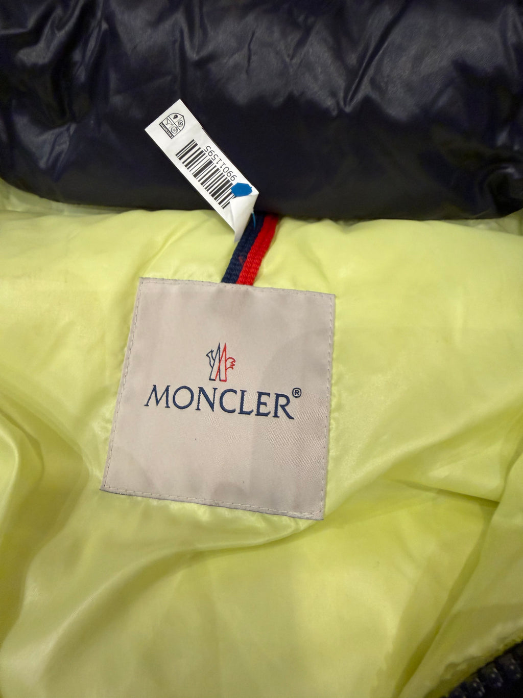 Moncler Maury Down Jacket-
Navy