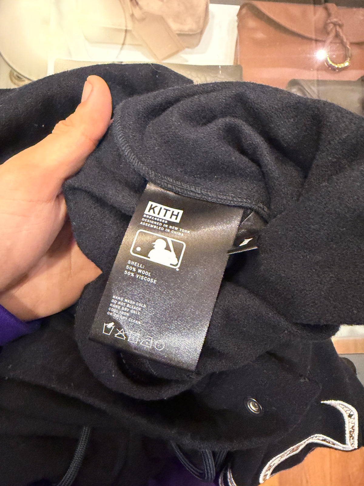 Kith x New York Yankees
Sweatpants - Black/Snakeskin