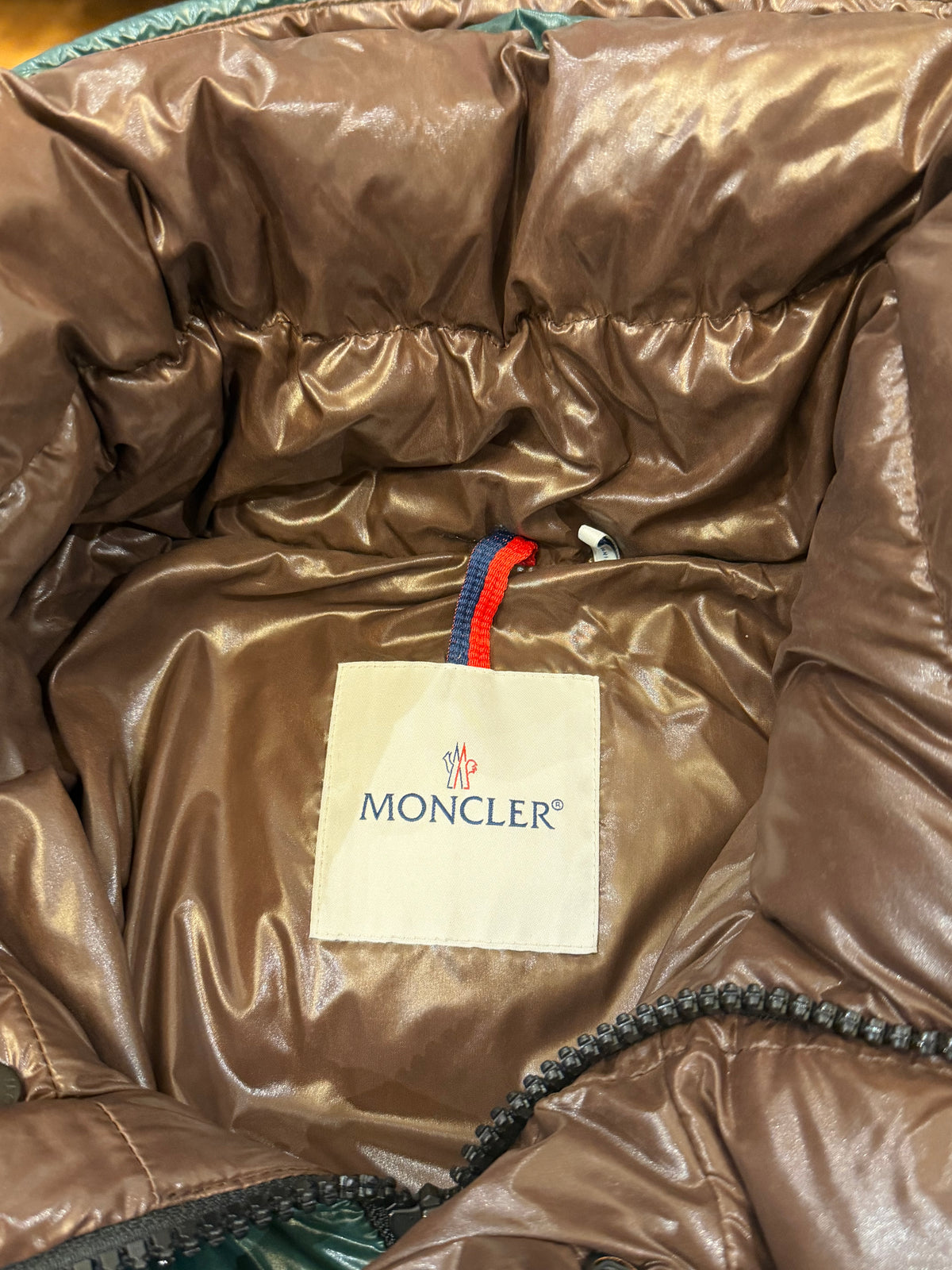 Moncler Parana Down Puffer
Jacket - Green/Brown