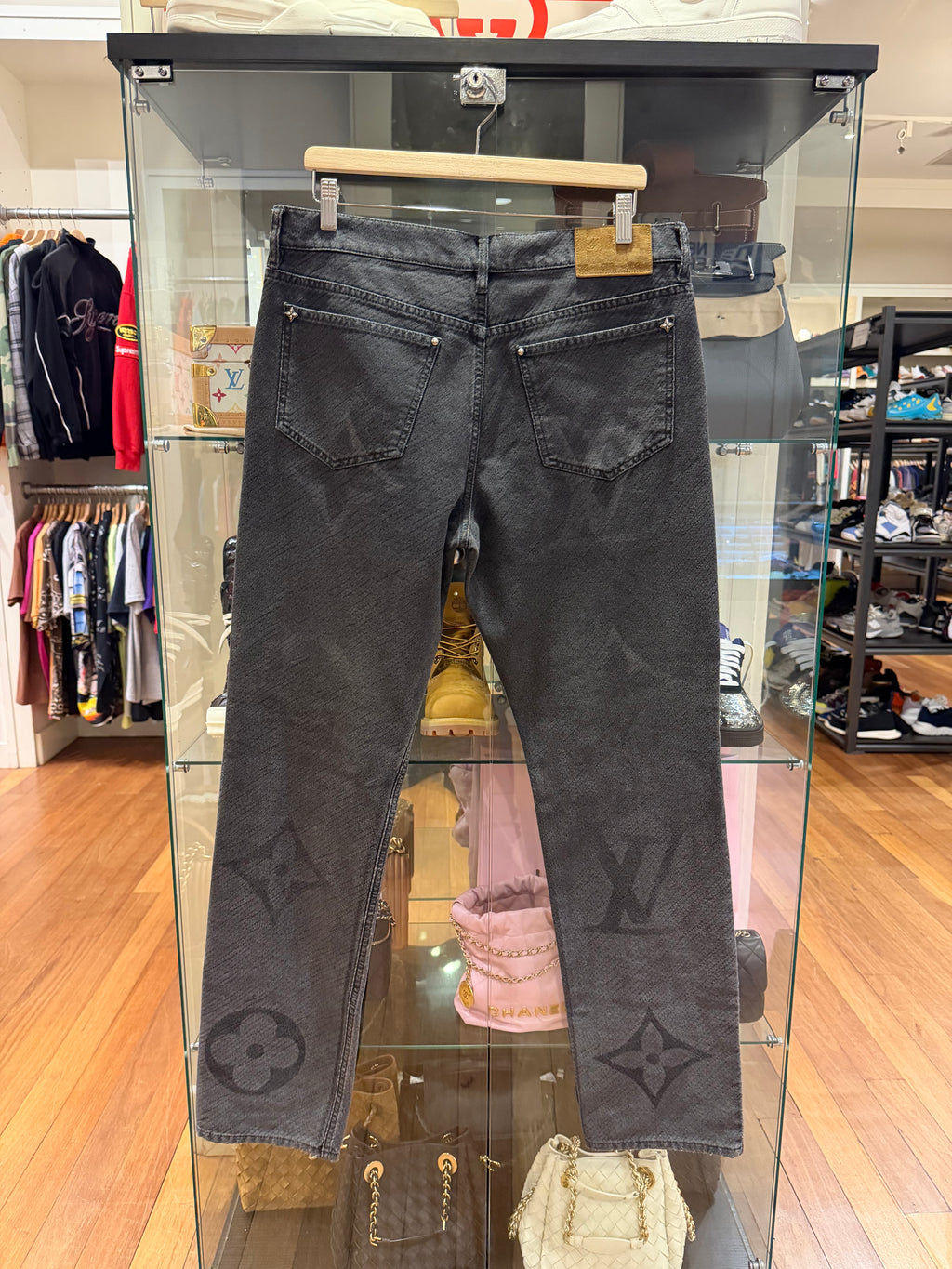 Louis Vuitton Washed
Gradient Monogram Denim
Jeans - Black