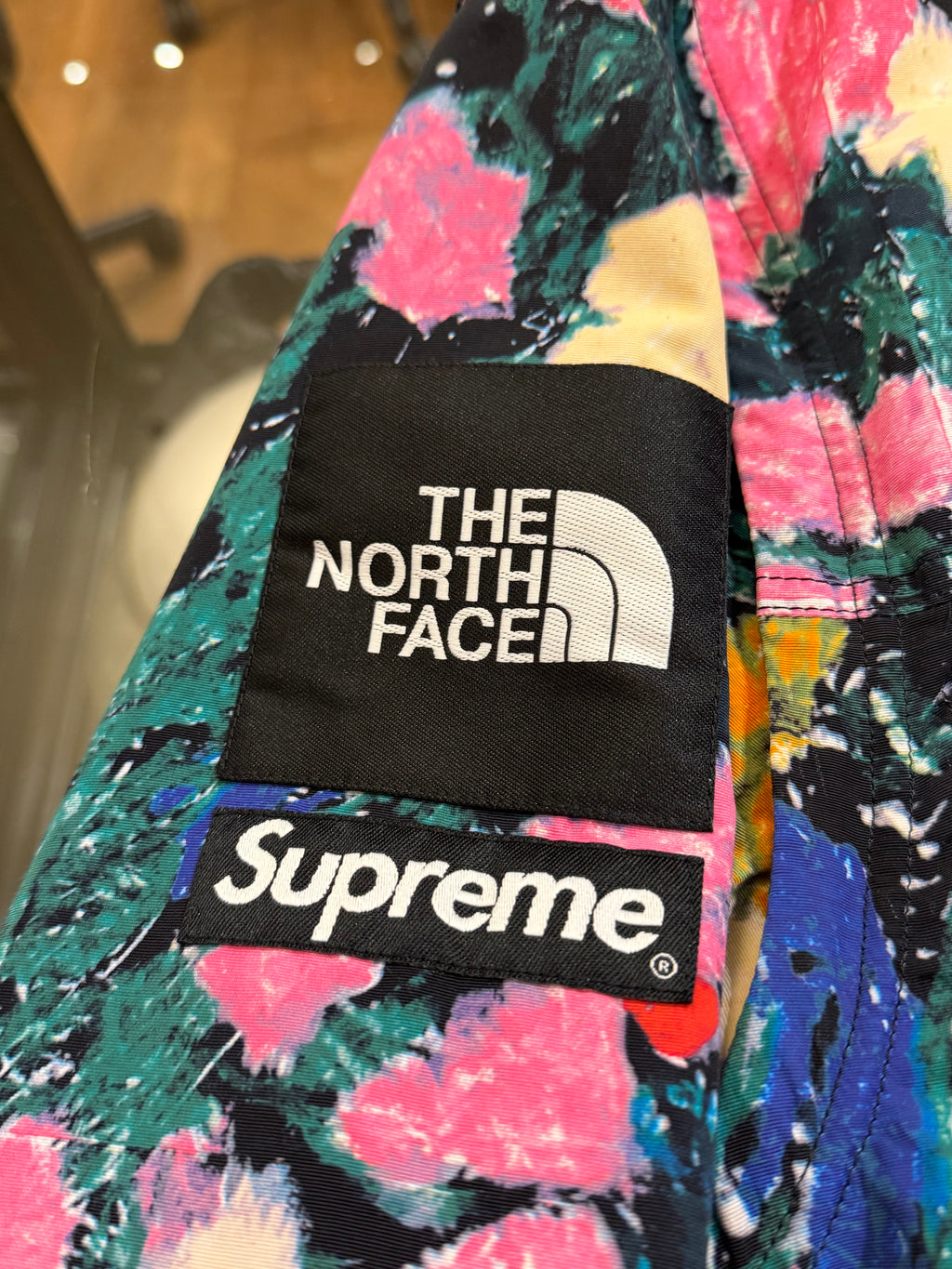 Supreme x The North Face Trekking Convertible Jacket-
Flowers