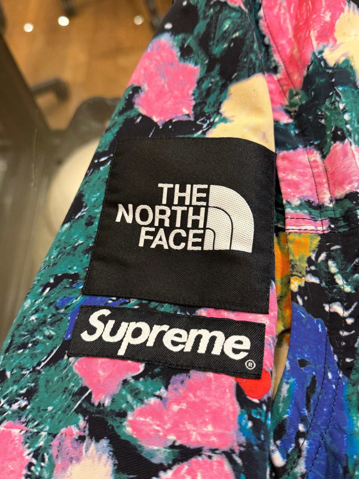 Supreme x The North Face Trekking Convertible Jacket-
Flowers