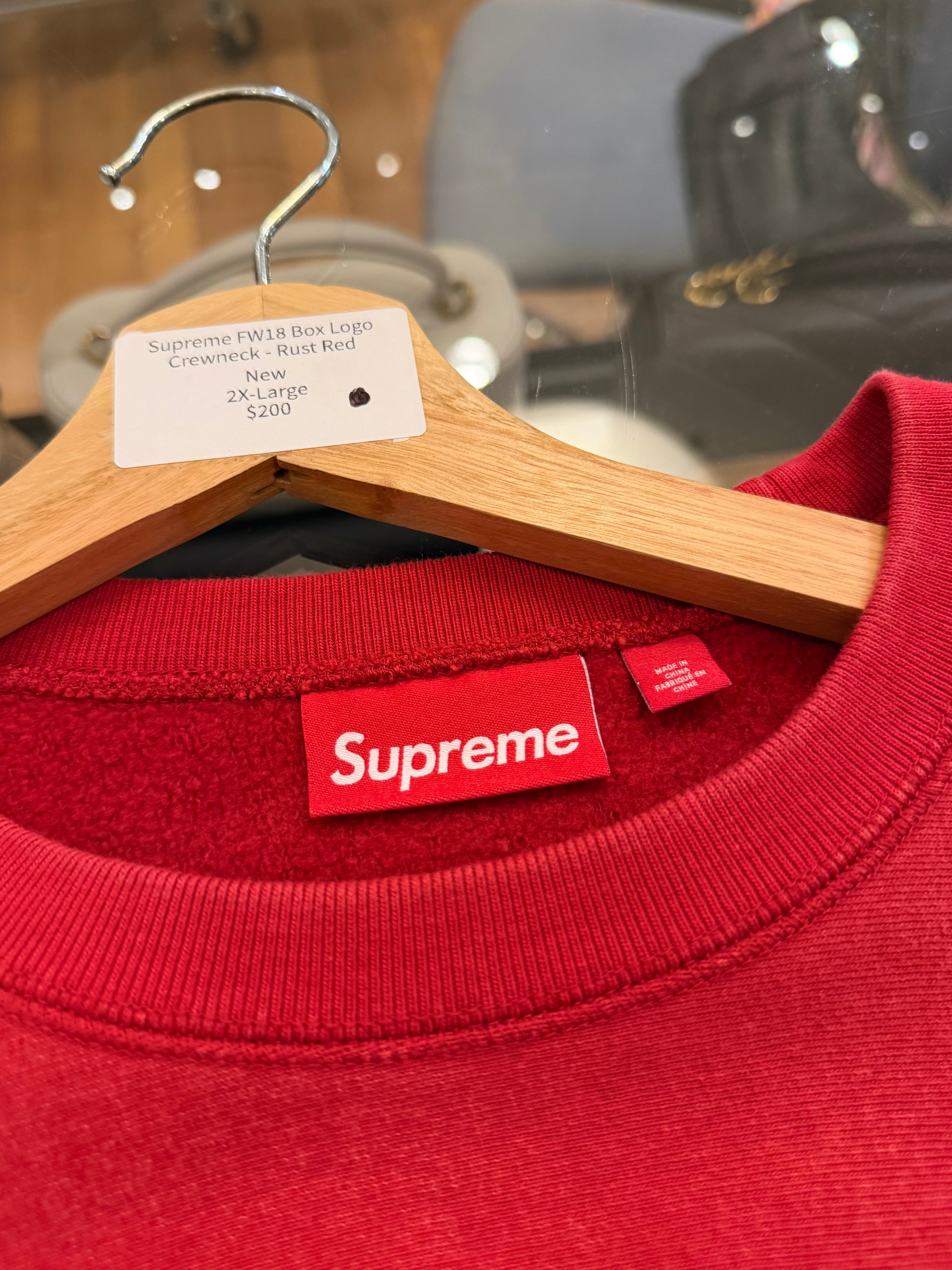 Supreme FW18 Box Logo
Crewneck - Rust Red