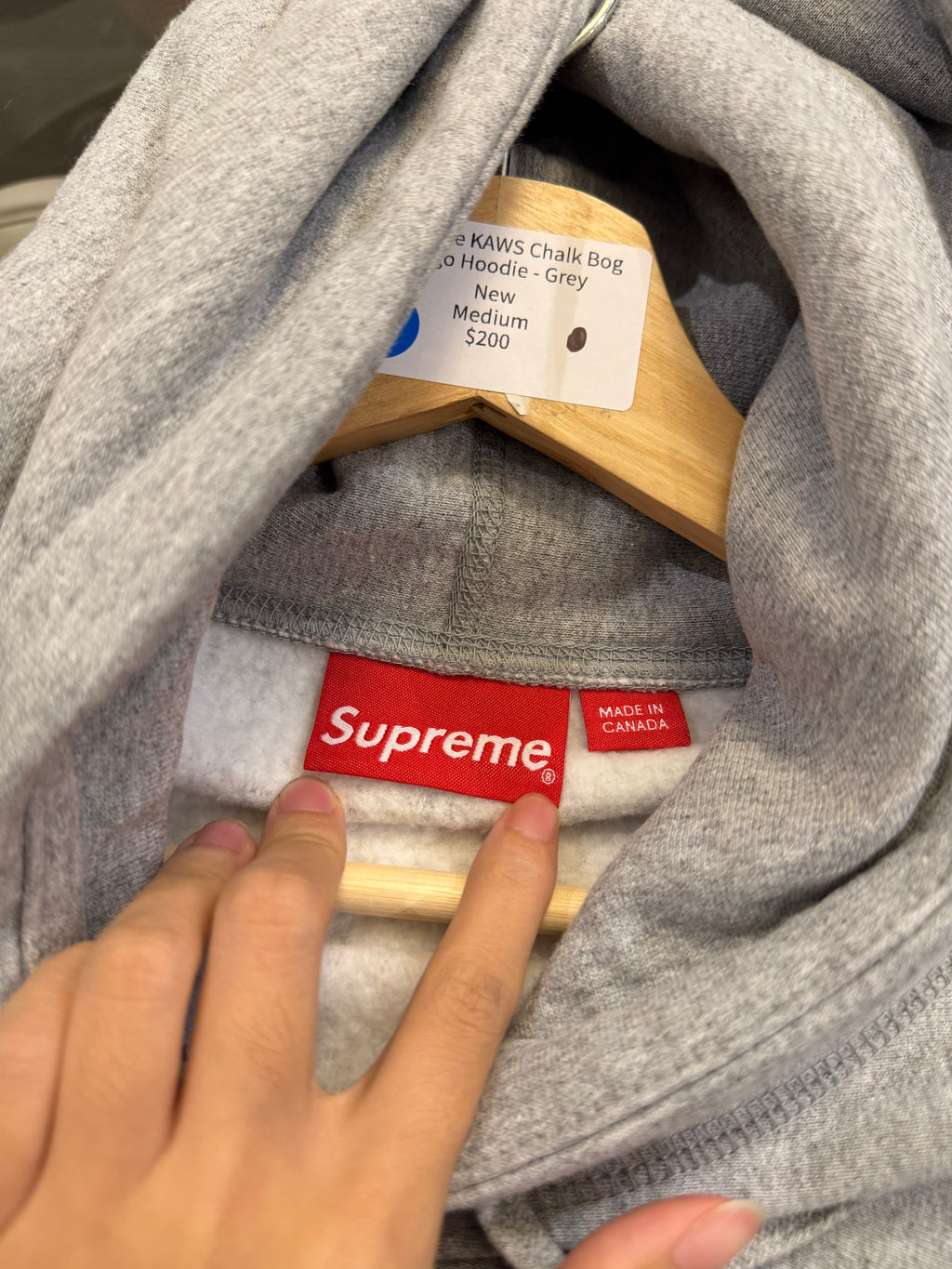 Supreme KAWS Chalk Bog
Logo Hoodie - Grey