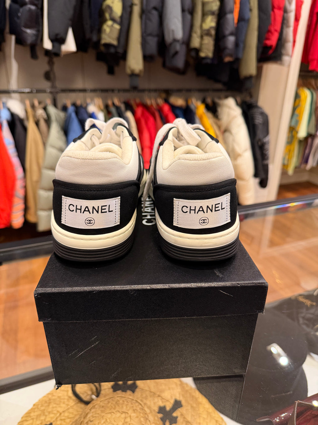 Chanel Interlocking CC Logo
Sneakers®