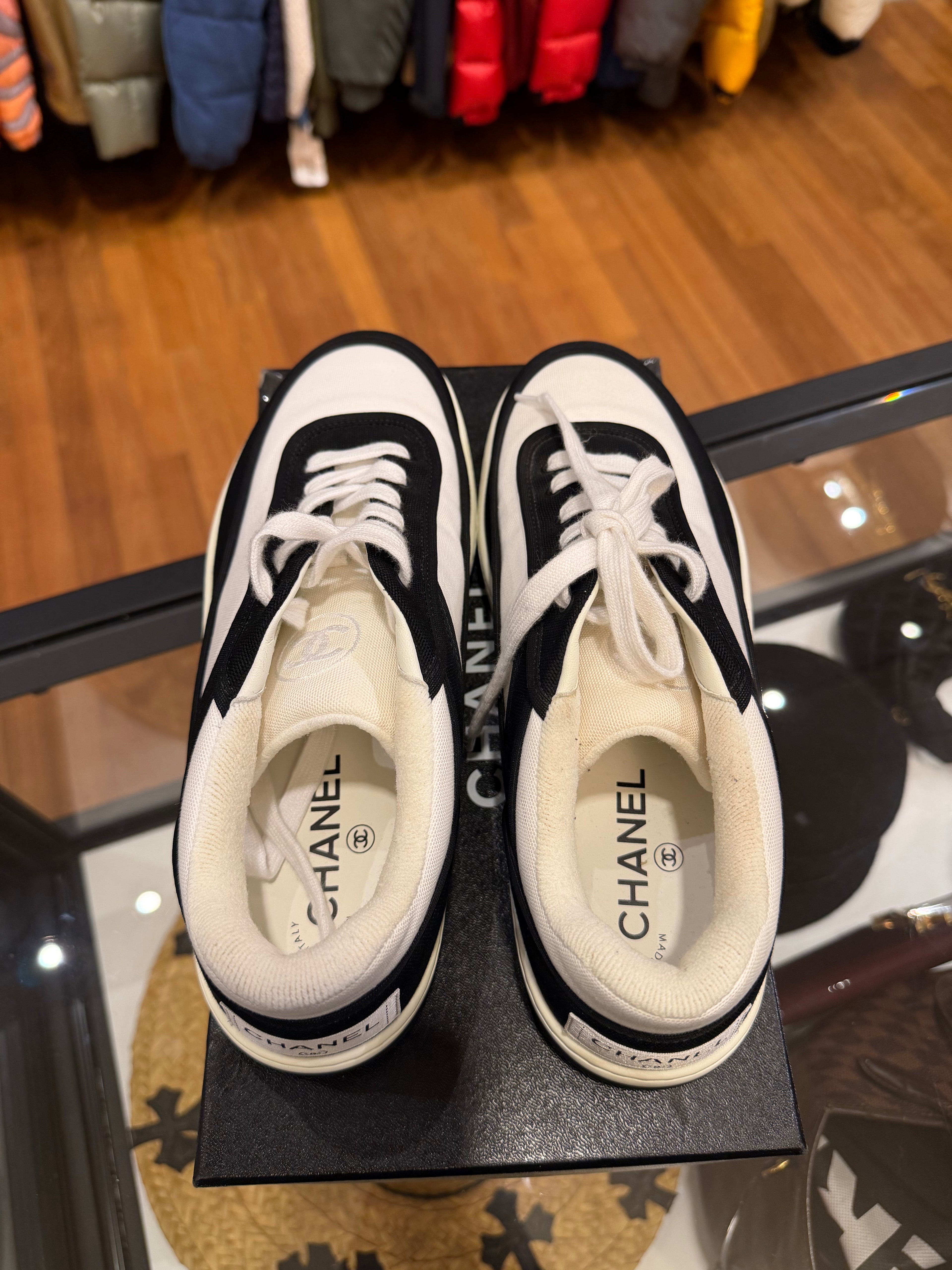 Chanel Interlocking CC Logo
Sneakers®