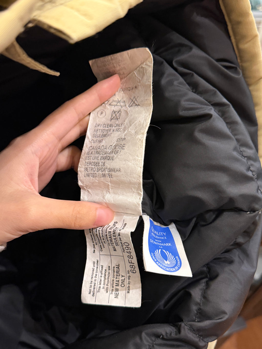 Canada Goose Quest Parka
Jacket - Beige