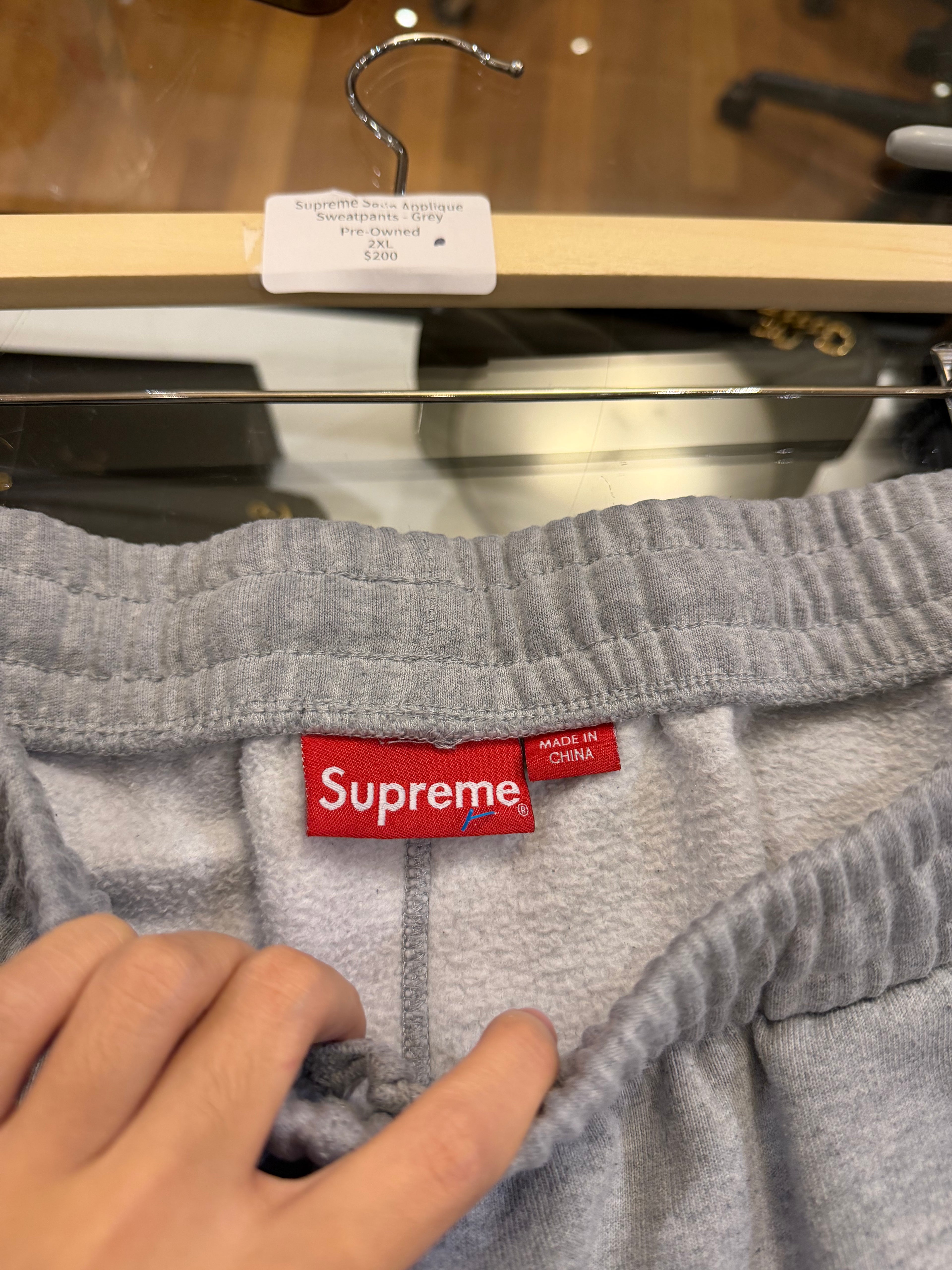 Supreme Satin Applique
Sweatpants - Grey