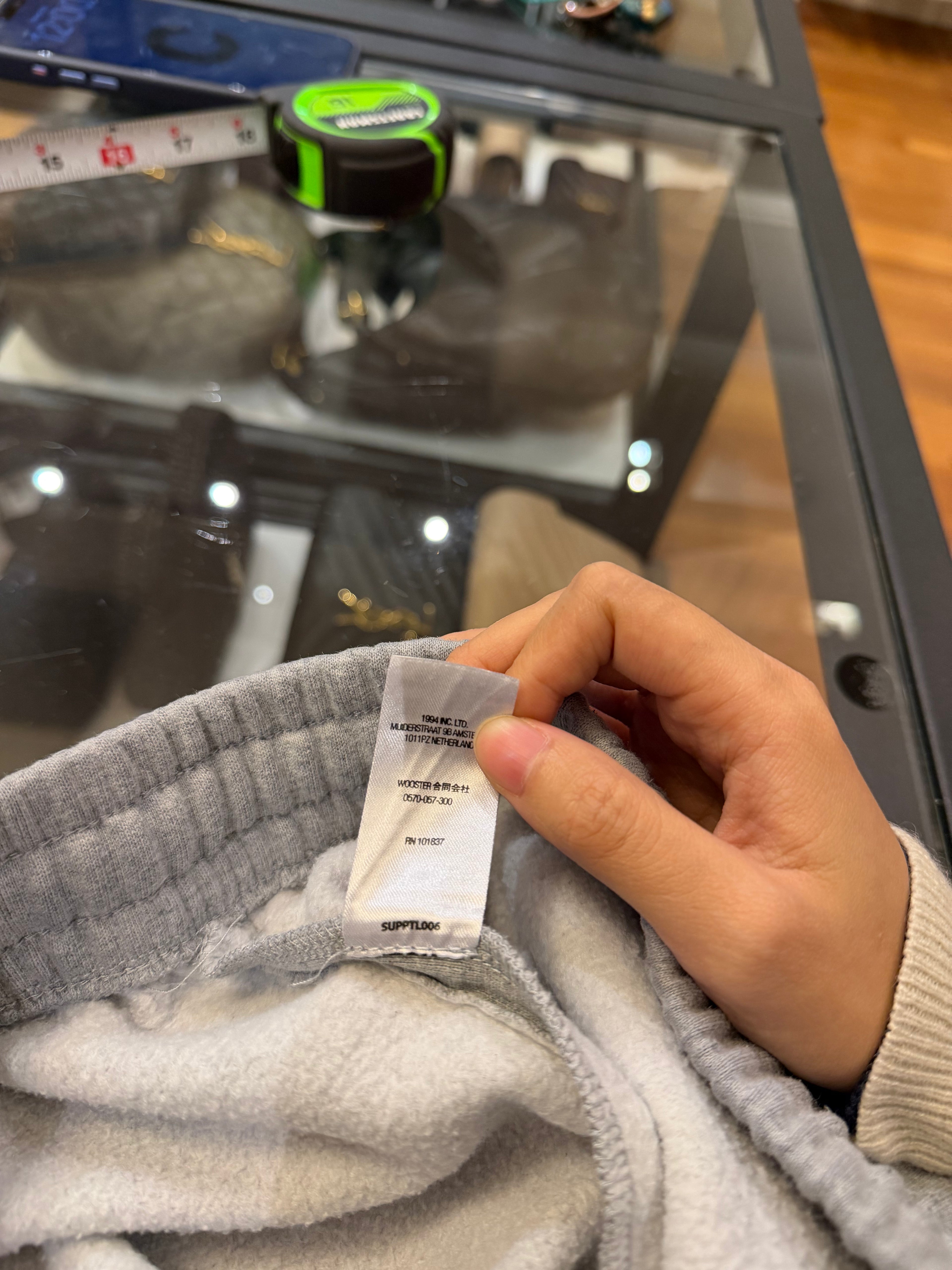 Supreme Satin Applique
Sweatpants - Grey