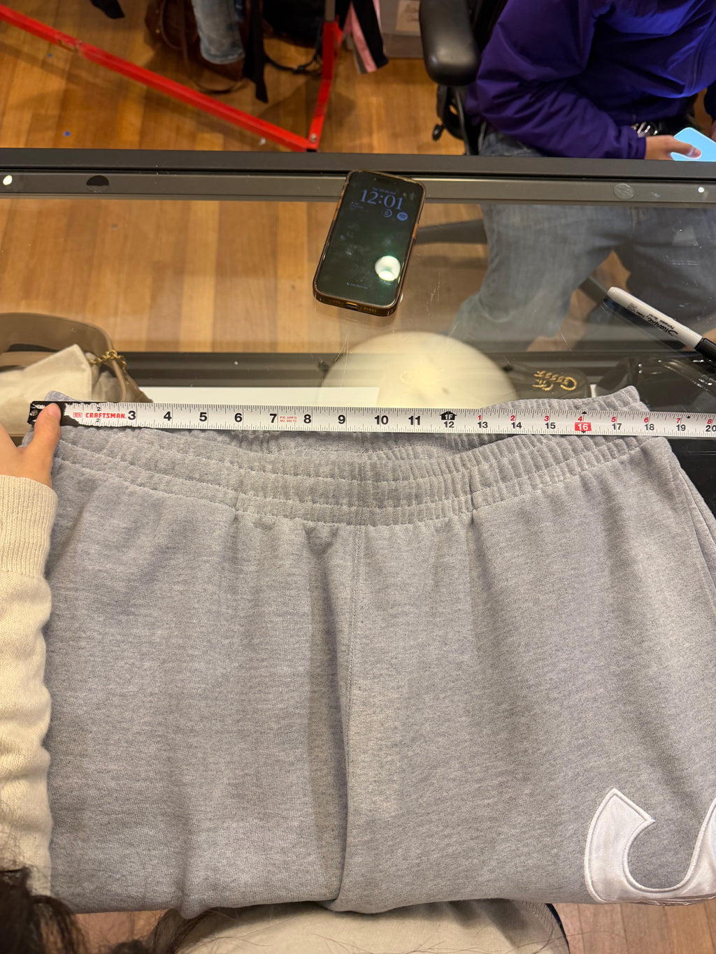 Supreme Satin Applique
Sweatpants - Grey