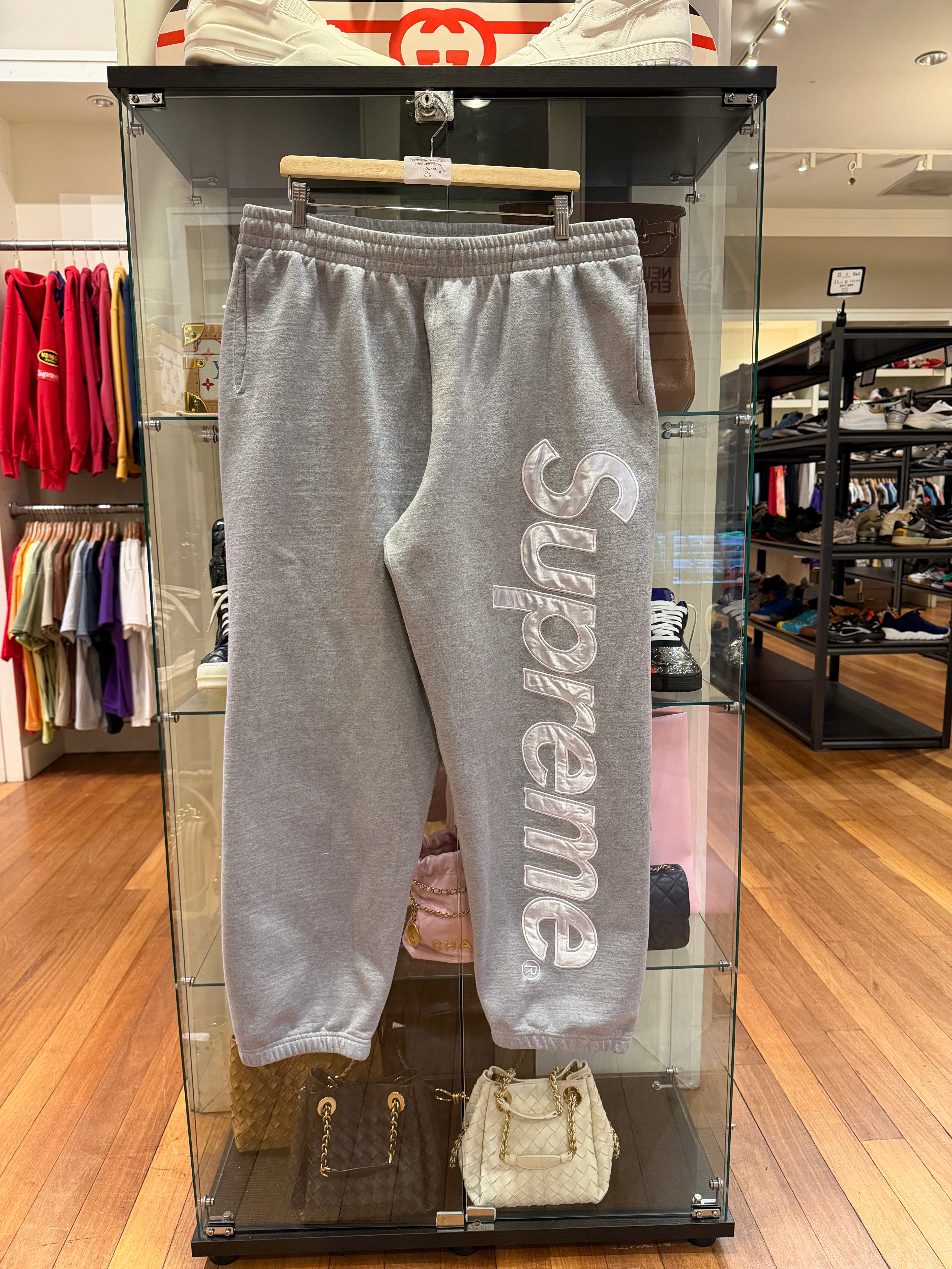 Supreme Satin Applique
Sweatpants - Grey