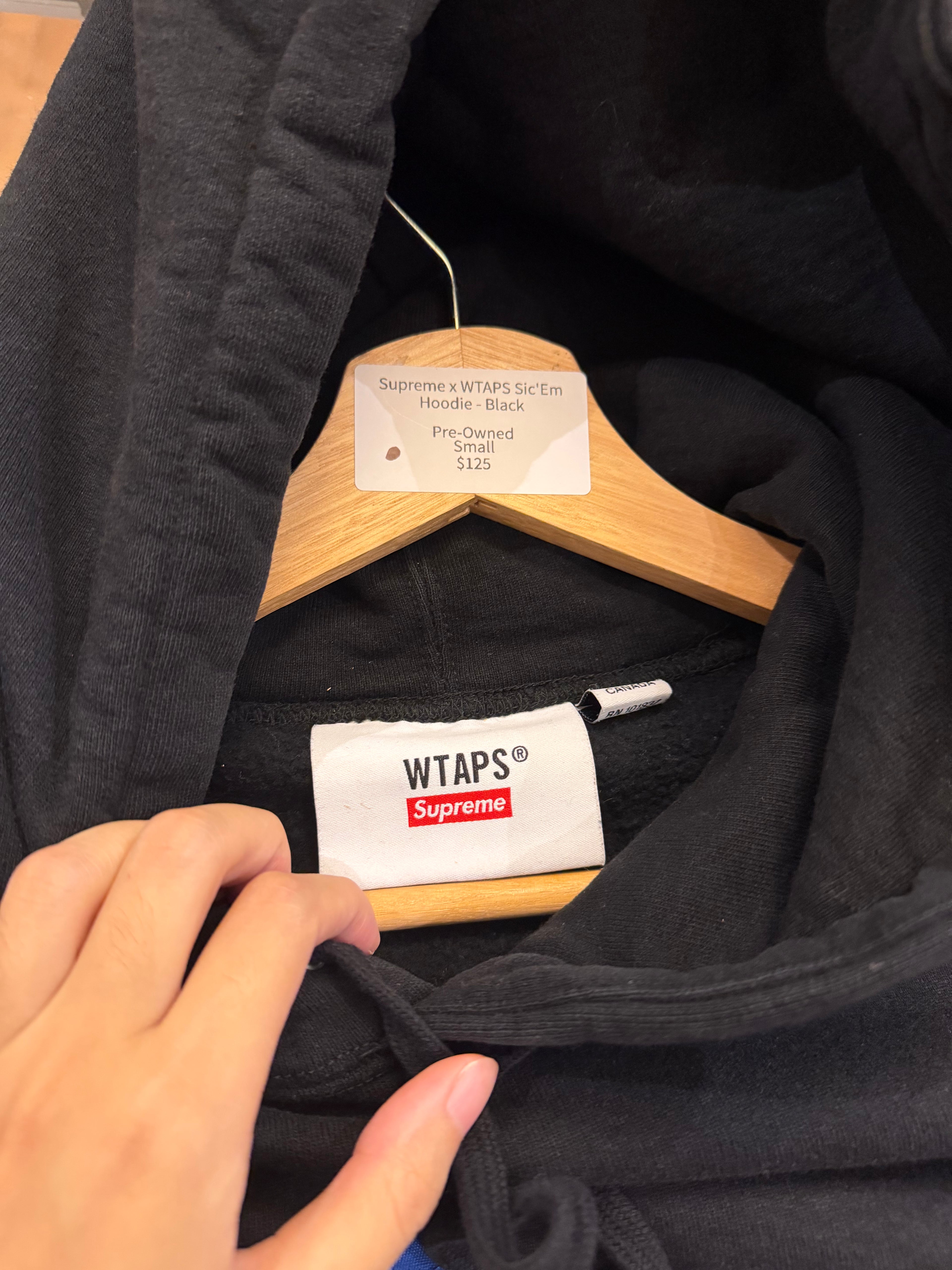 Supreme x WTAPS Sic Em
Hoodie