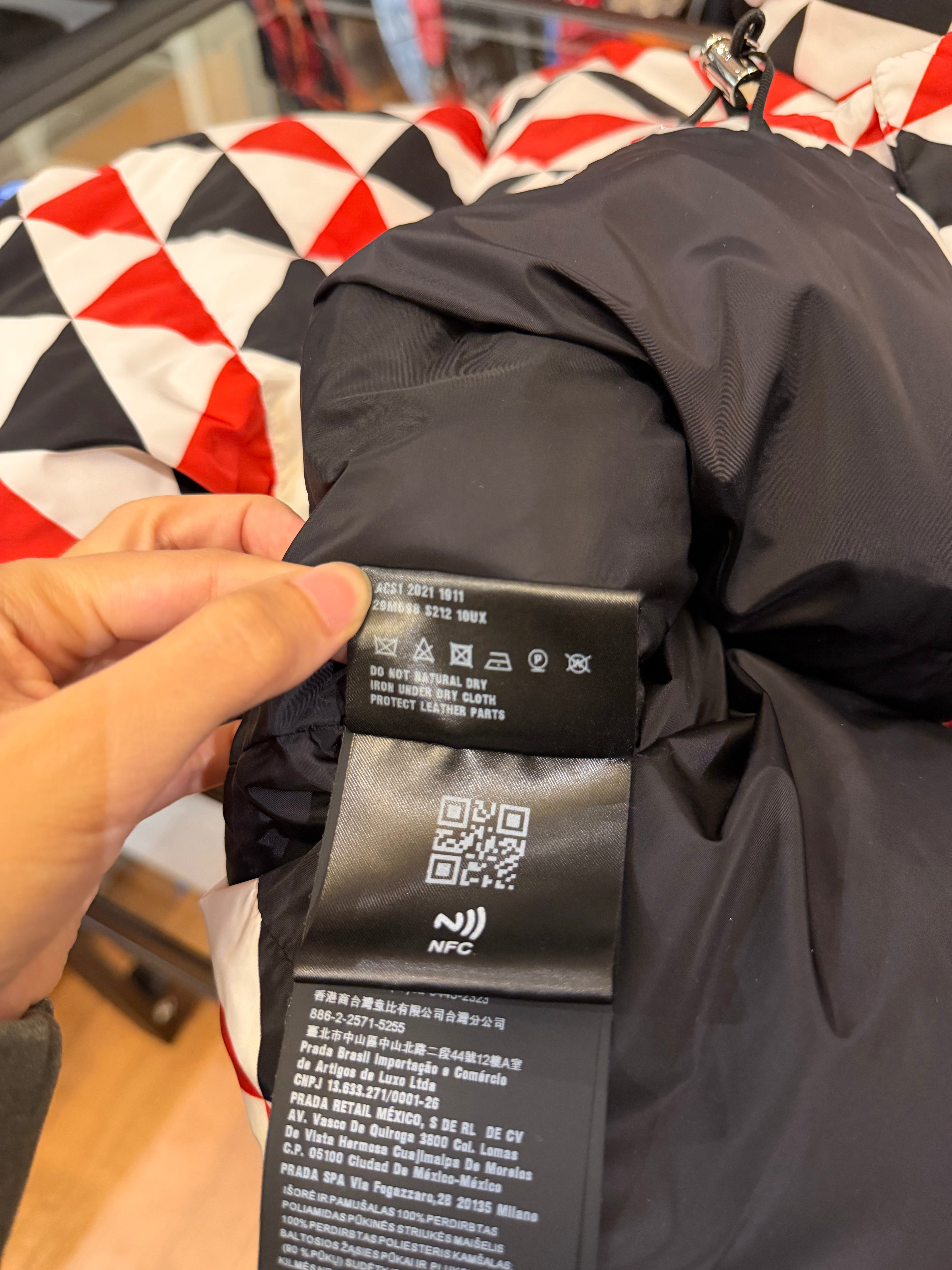 Prada Triangle Logo Down
Puffer Jacket
Pre-Owned