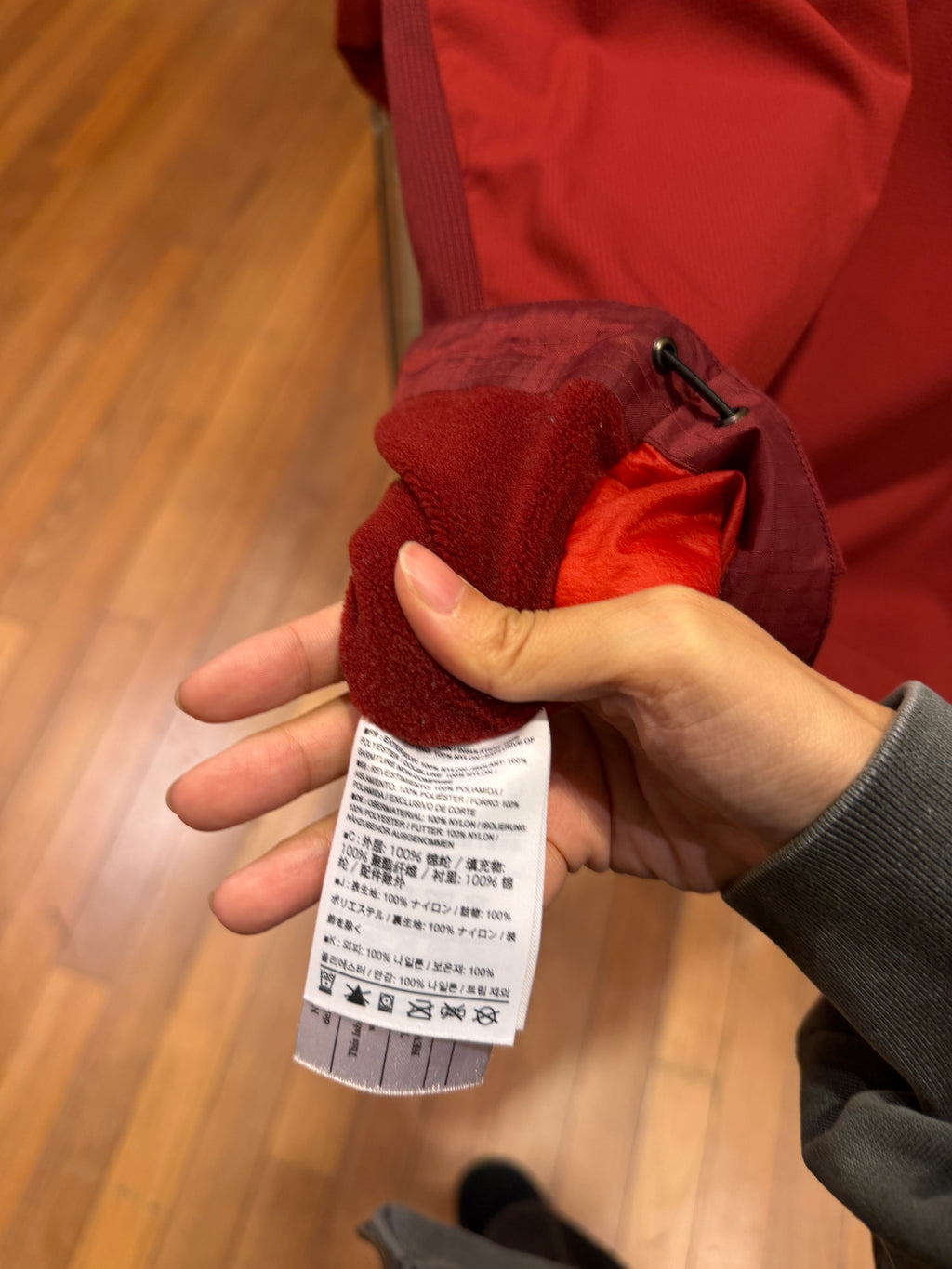 Arc'Teryx Nylon Atom LT
Windbreaker - Red