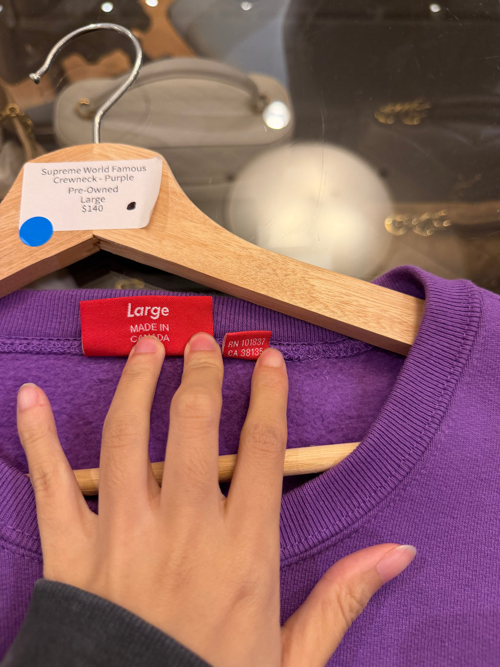 Supreme World Famous
Crewneck - Purple