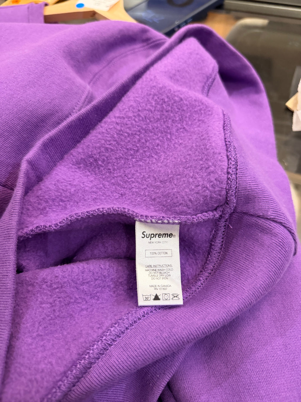 Supreme World Famous
Crewneck - Purple