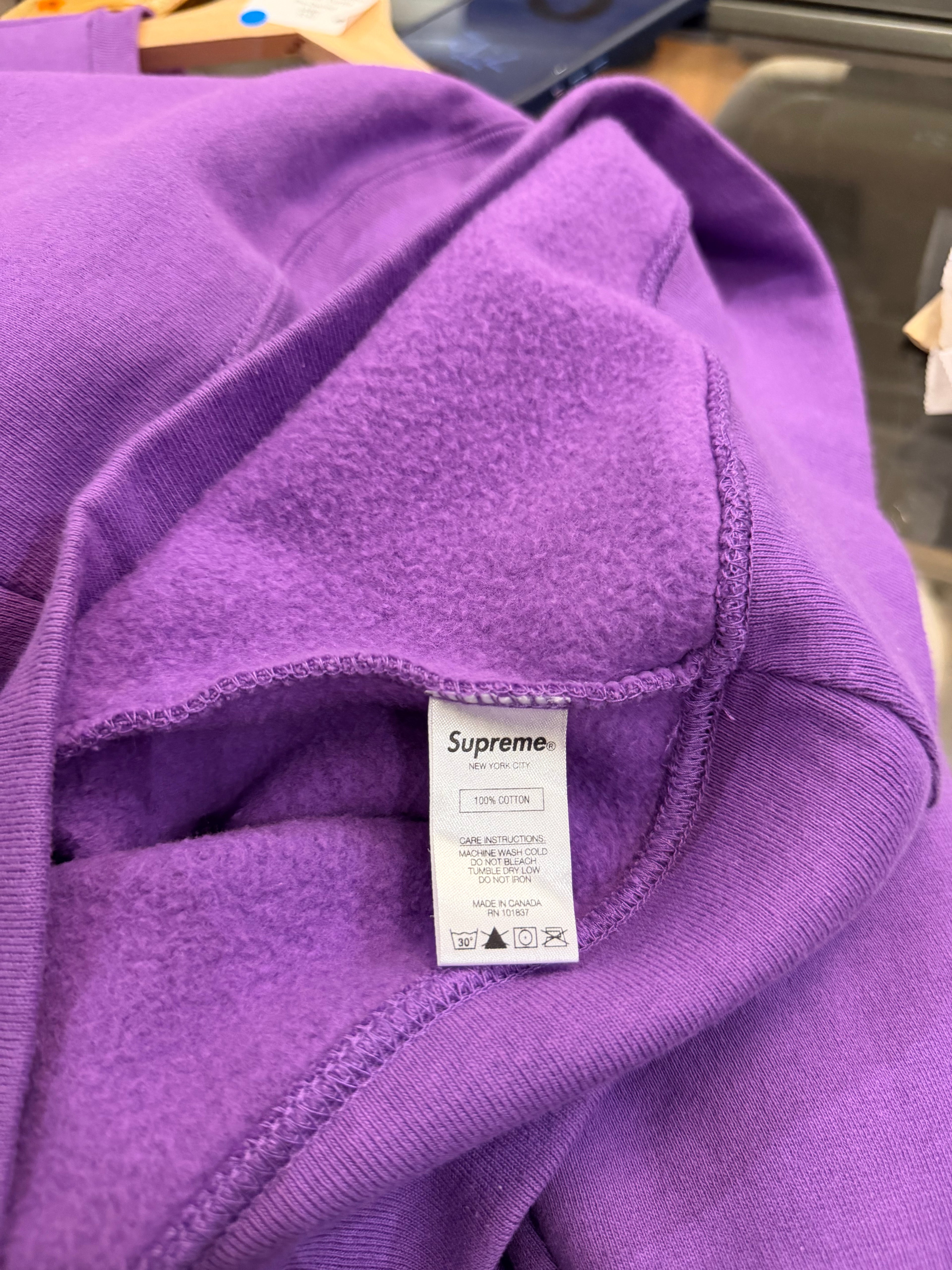 Supreme World Famous
Crewneck - Purple