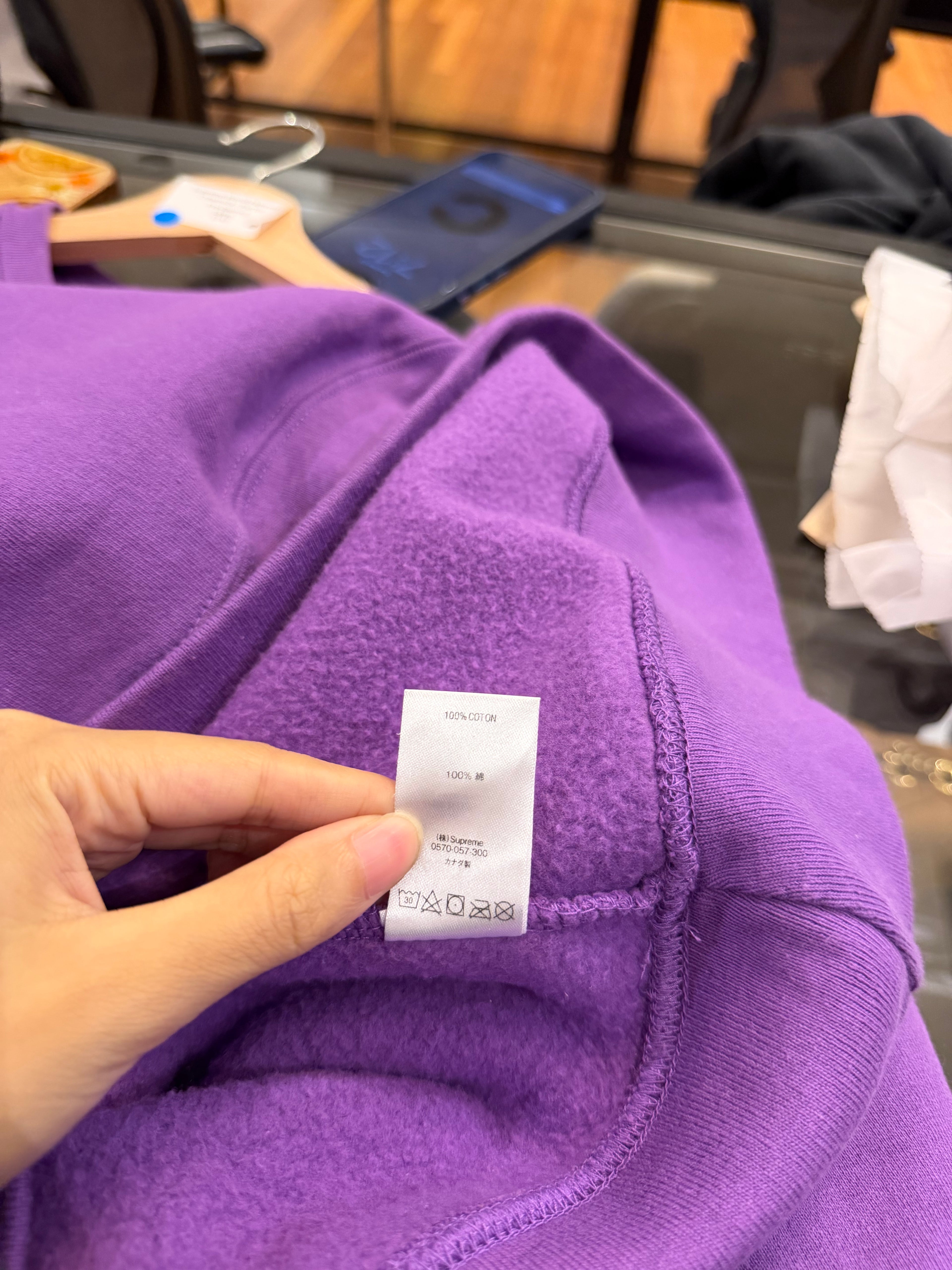 Supreme World Famous
Crewneck - Purple