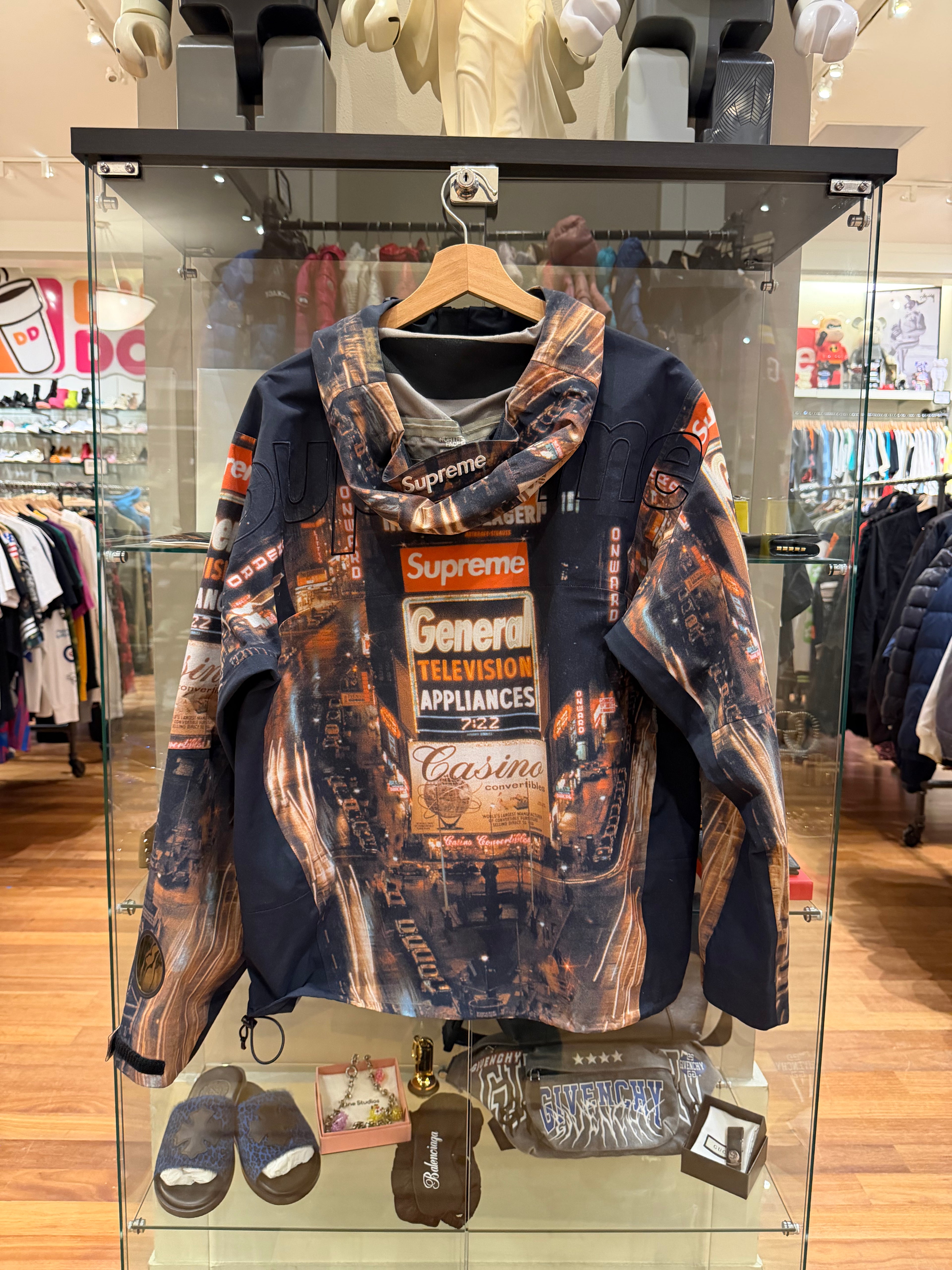 Supreme x The North Face
'Times Square' Taped Seam