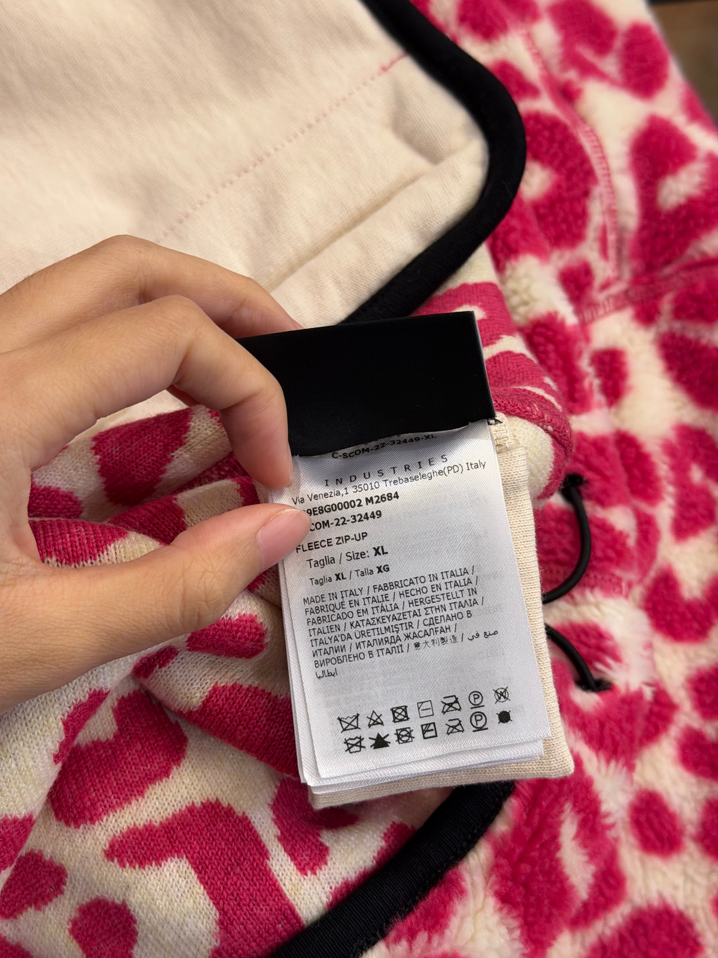 Moncler 1 Genius x JW
Anderson Leopard Print
Teddy Patch Fleece