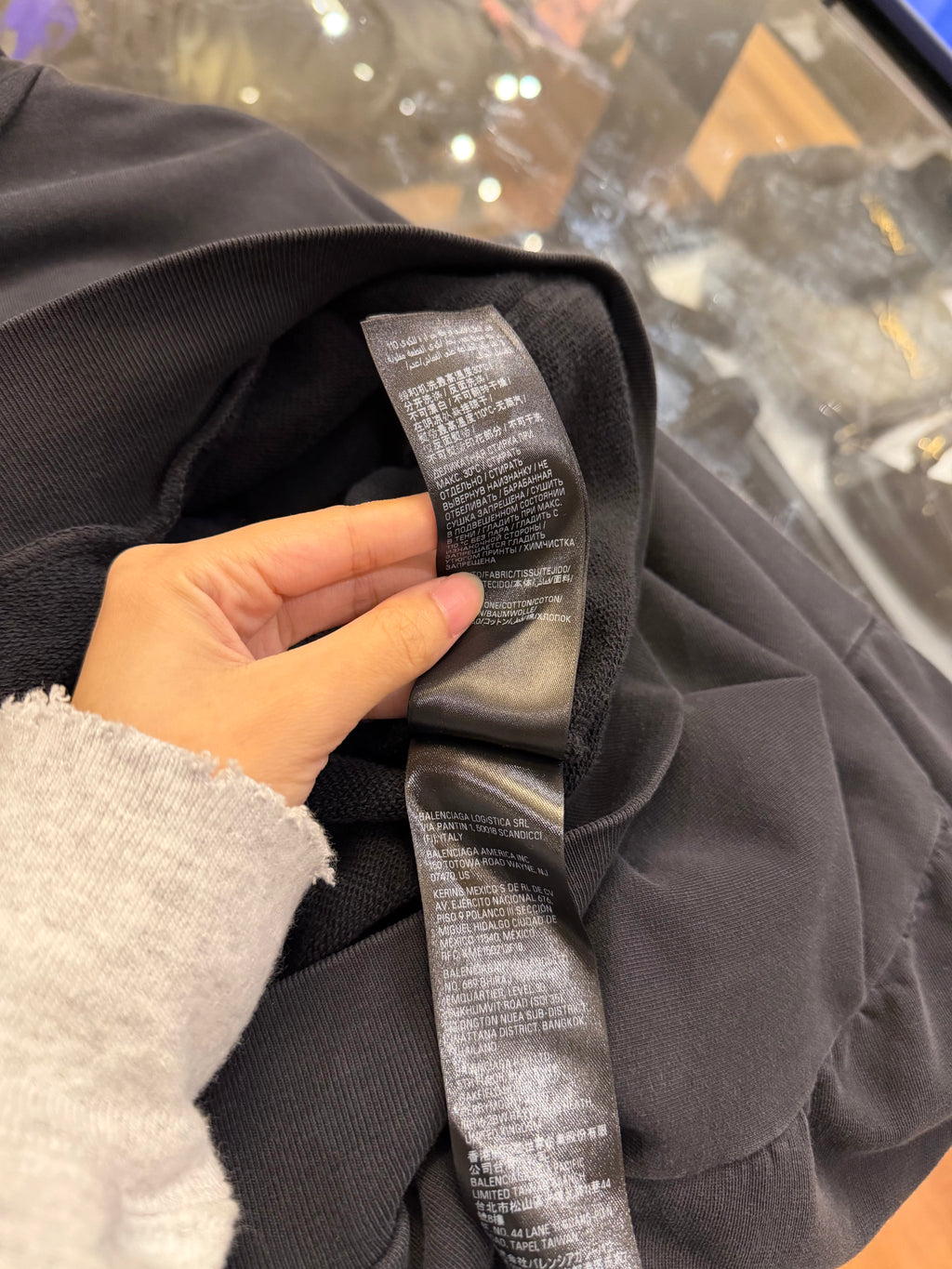 Balenciaga Paris Tropical
Round Hoodie