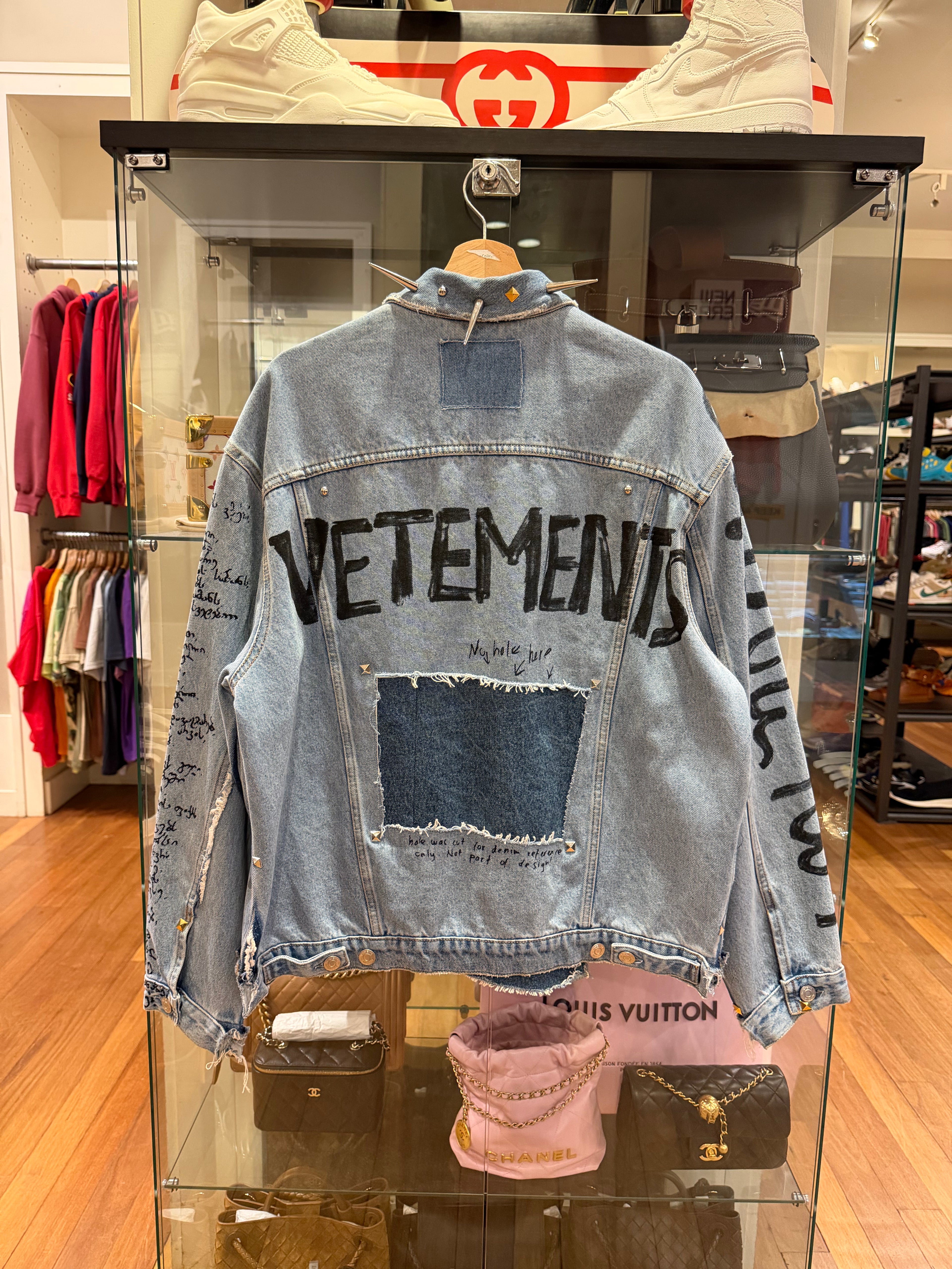 Vetements Graffiti Print Spike
Color Denim Jacket