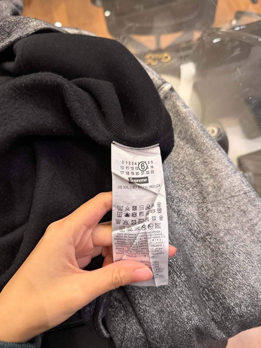 Supreme x MM6 Maison
Margiela Box Foil Logo Hoodie
- Grey