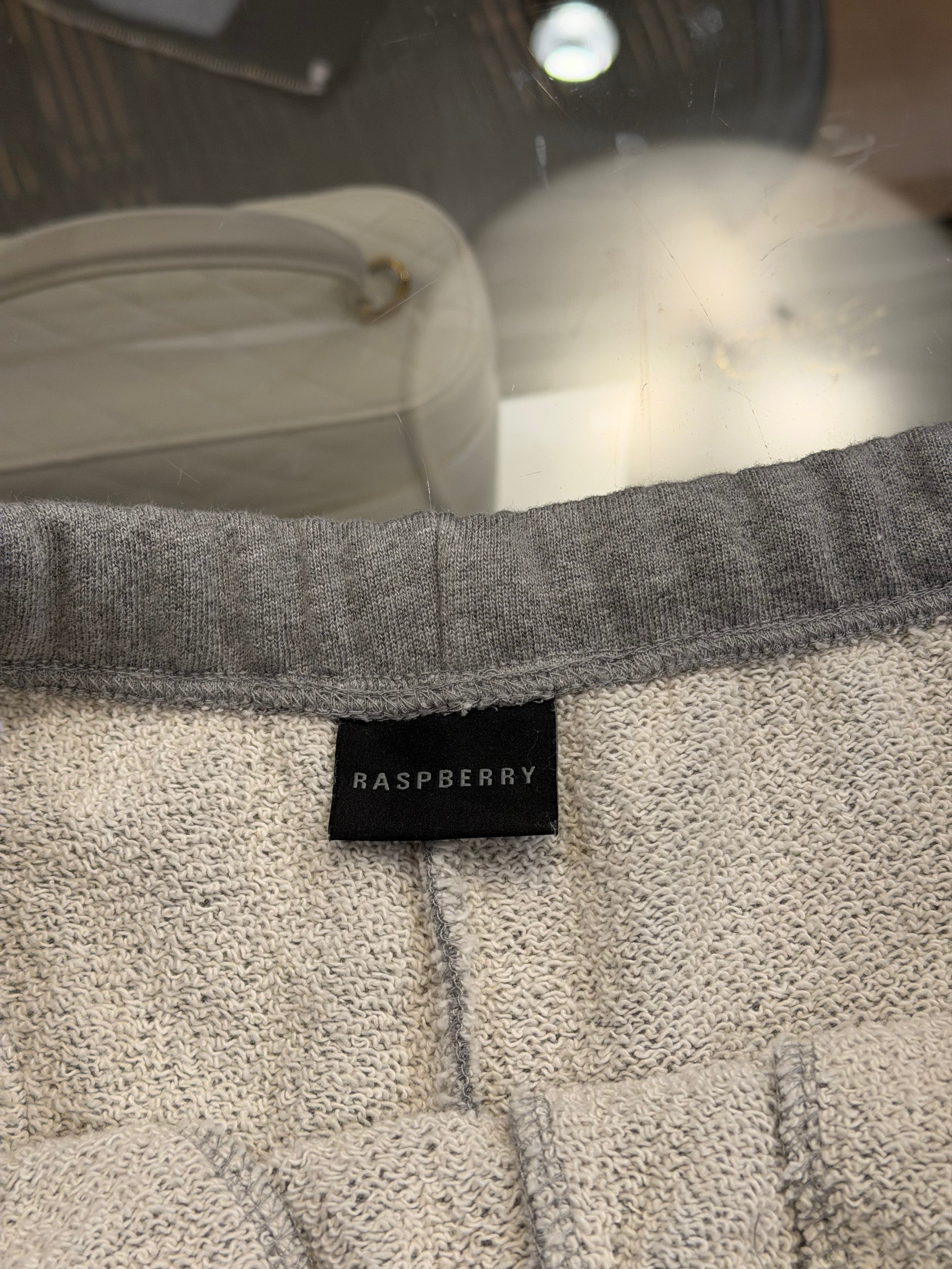 Raspberry Hills × Greedy Unit
Sweatpants - Grey