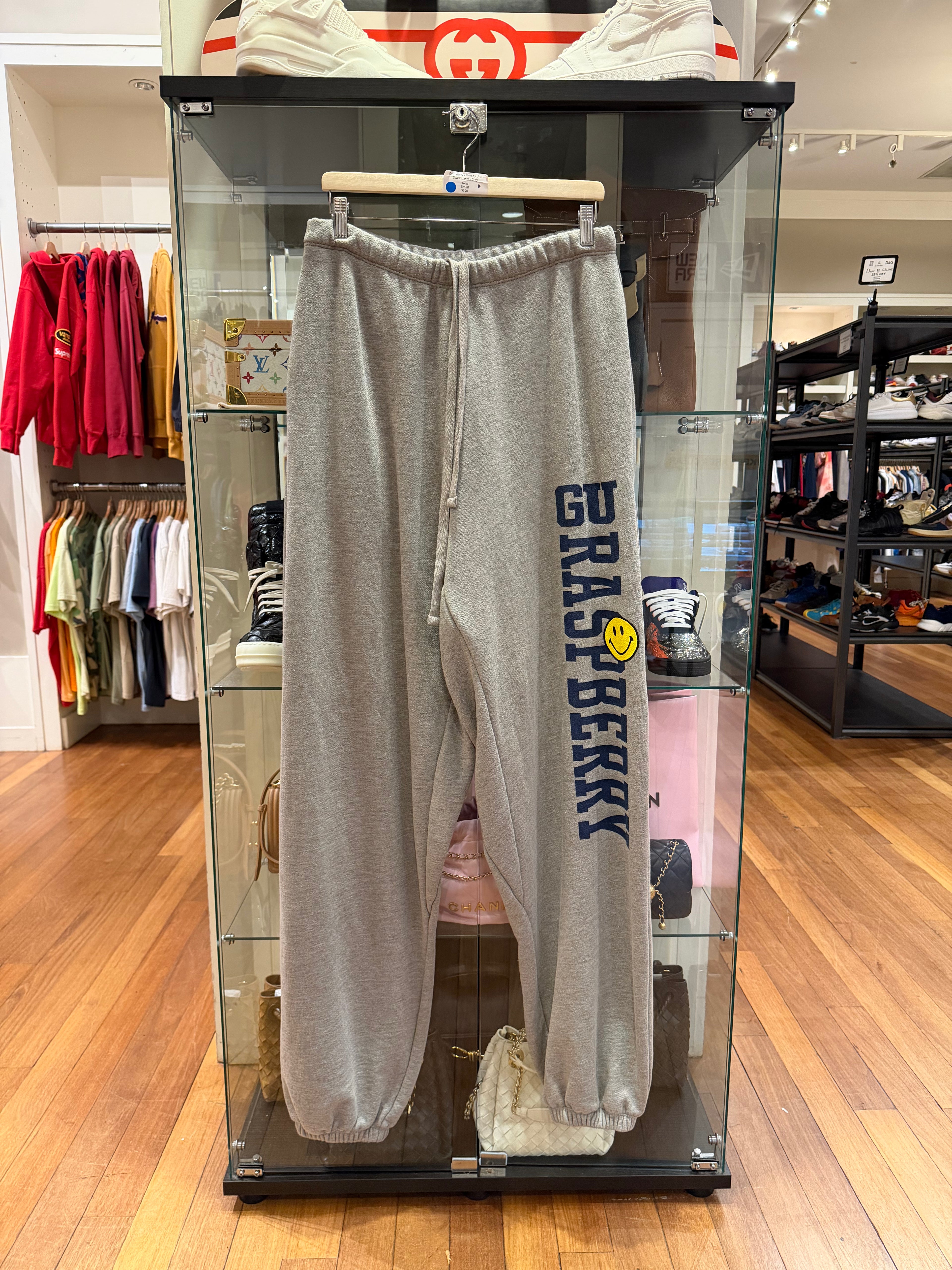 Raspberry Hills × Greedy Unit
Sweatpants - Grey