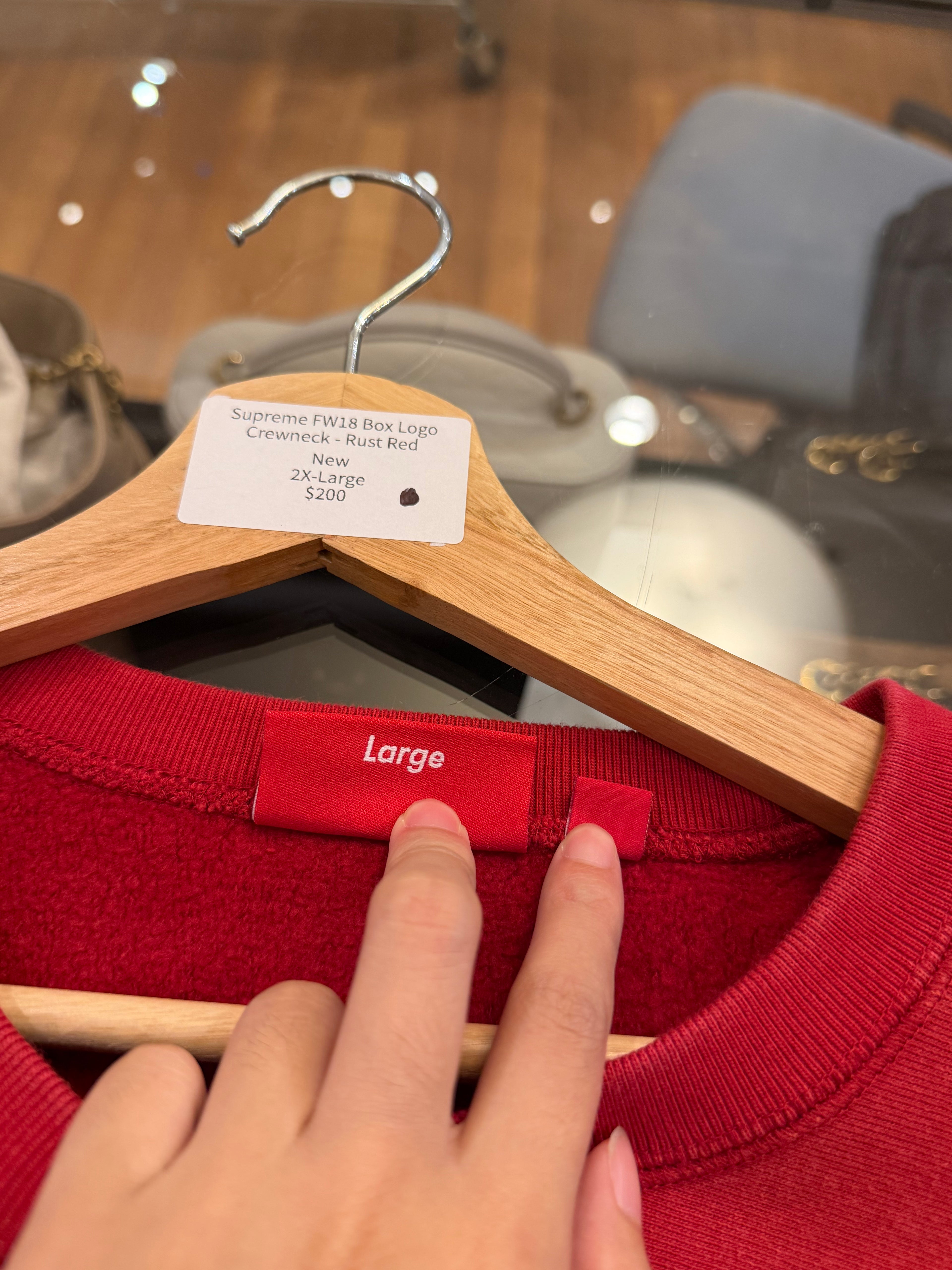 Supreme FW18 Box Logo
Crewneck - Rust Red