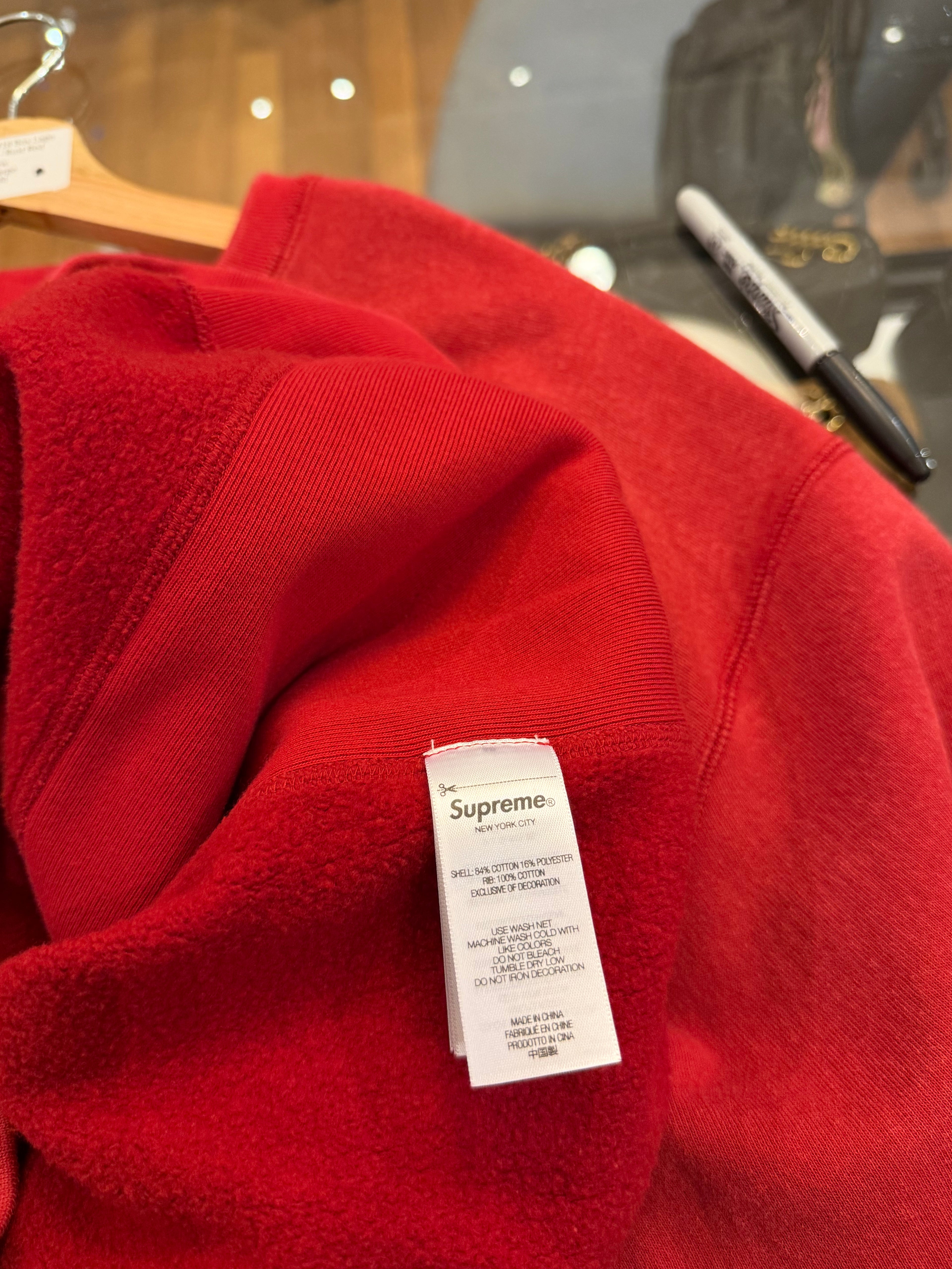 Supreme FW18 Box Logo
Crewneck - Rust Red