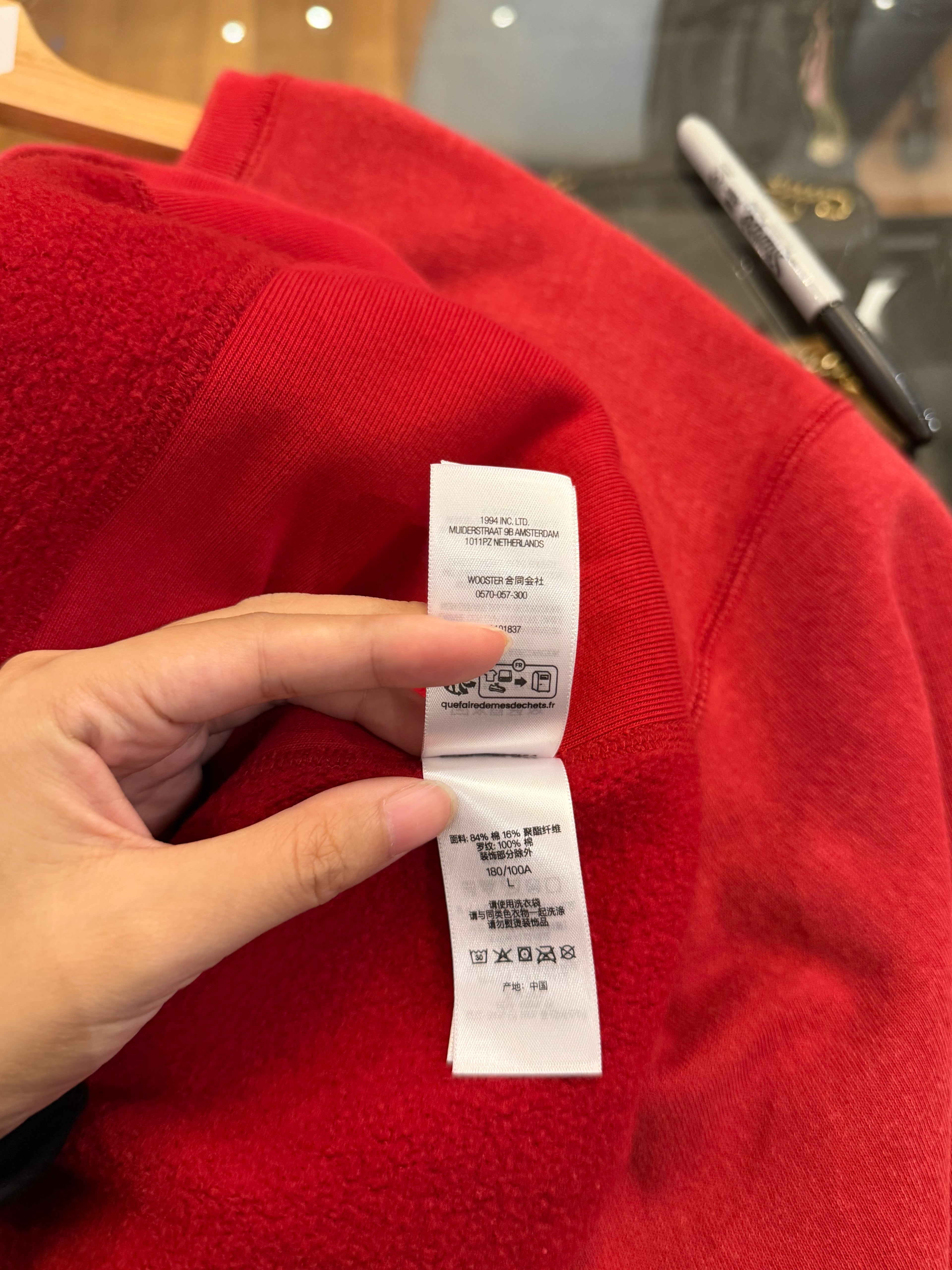 Supreme FW18 Box Logo
Crewneck - Rust Red